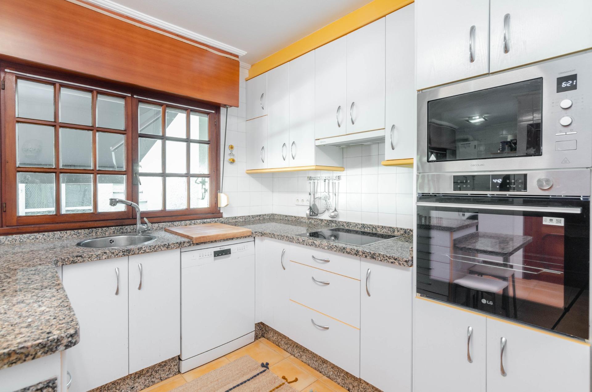 Si buscas una casa especial en Luanco, esta vivienda lo tiene todo: ubicación privilegiada, vistas al mar, piscina privada