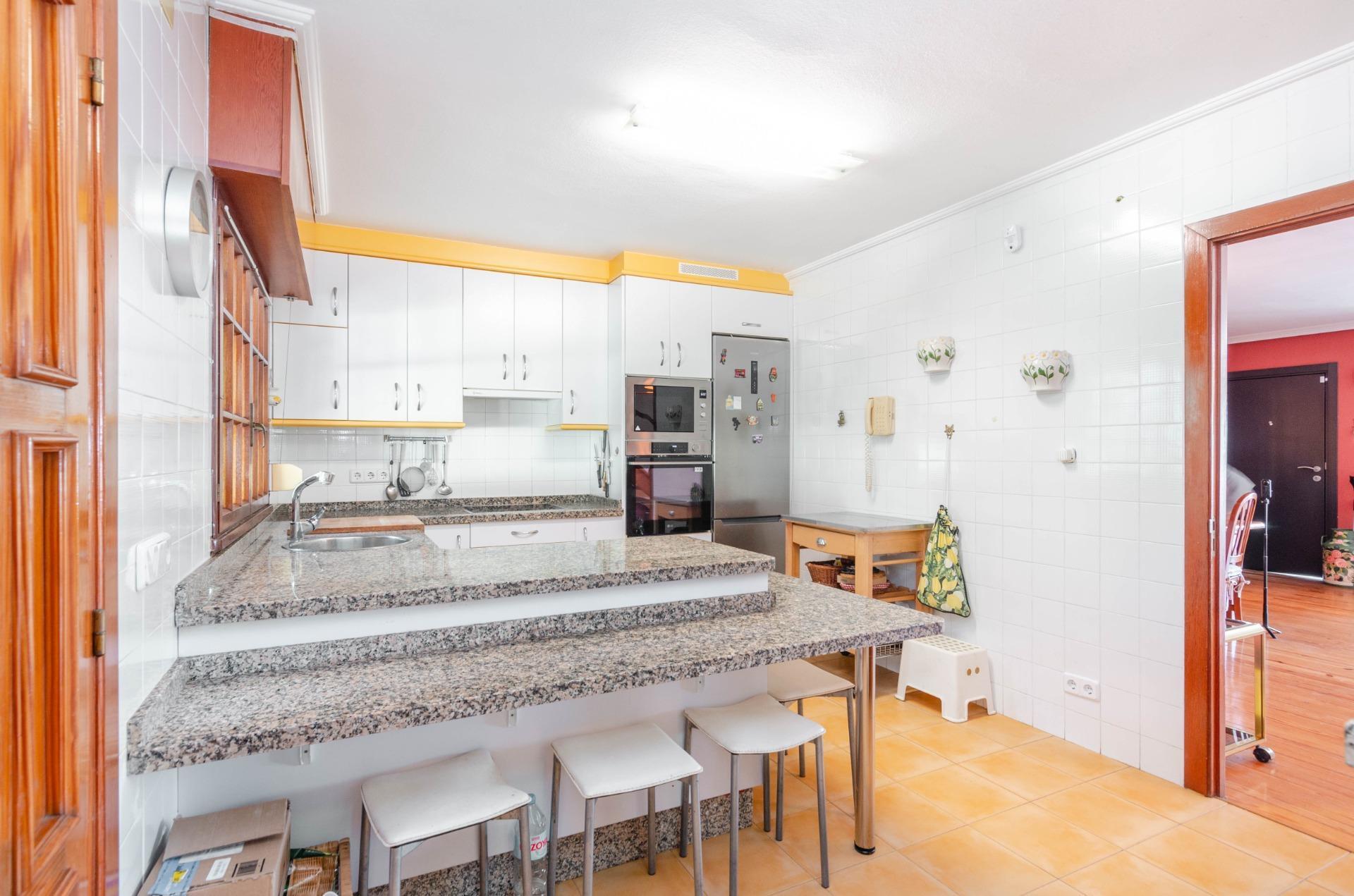 Si buscas una casa especial en Luanco, esta vivienda lo tiene todo: ubicación privilegiada, vistas al mar, piscina privada