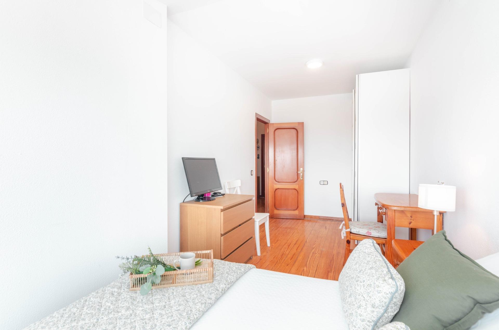 Si buscas una casa especial en Luanco, esta vivienda lo tiene todo: ubicación privilegiada, vistas al mar, piscina privada