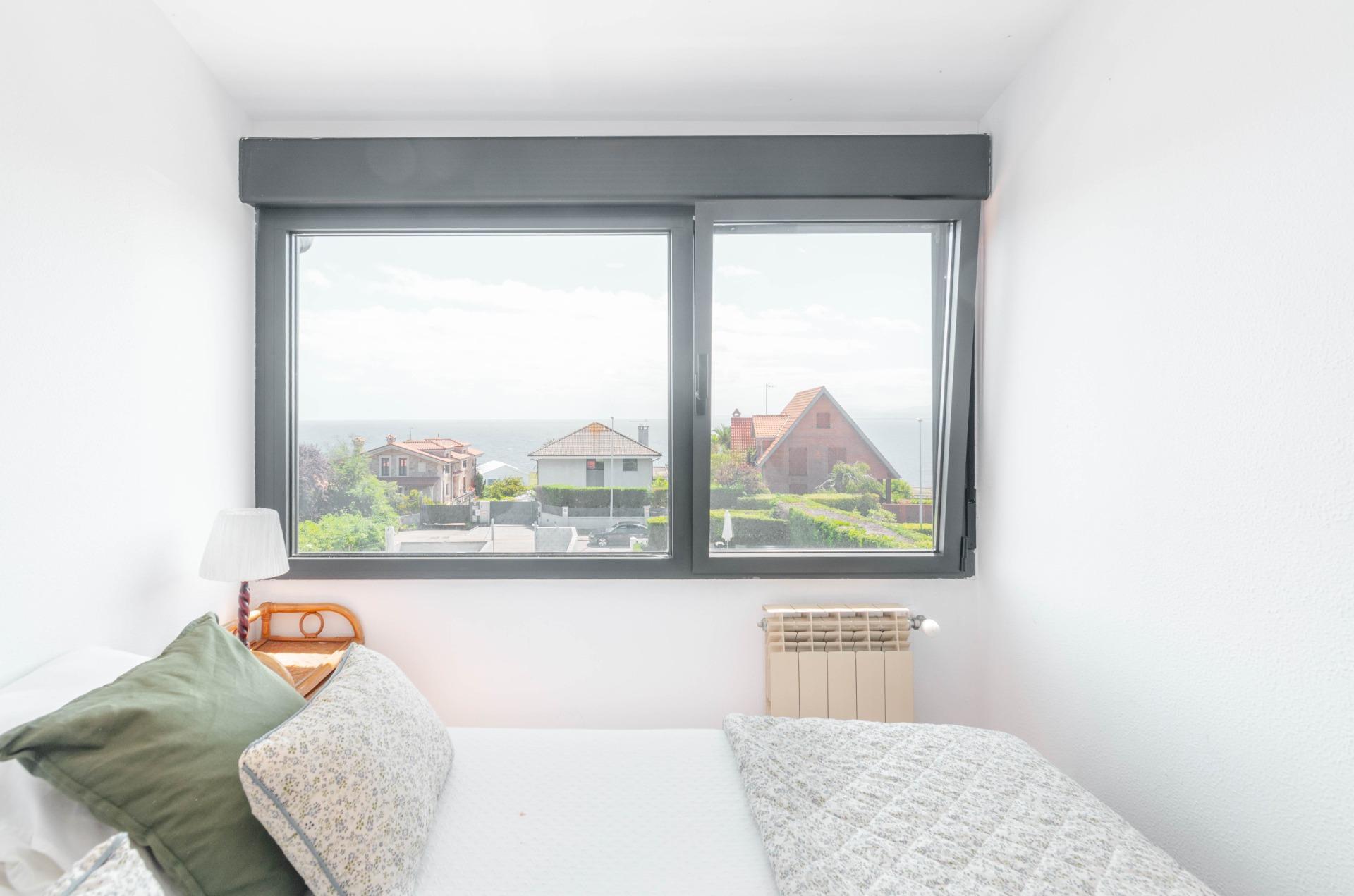 Si buscas una casa especial en Luanco, esta vivienda lo tiene todo: ubicación privilegiada, vistas al mar, piscina privada