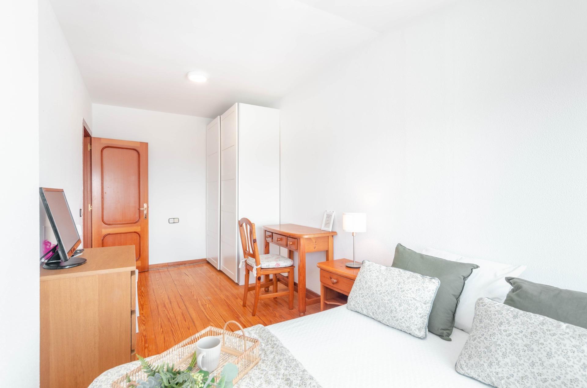 Si buscas una casa especial en Luanco, esta vivienda lo tiene todo: ubicación privilegiada, vistas al mar, piscina privada