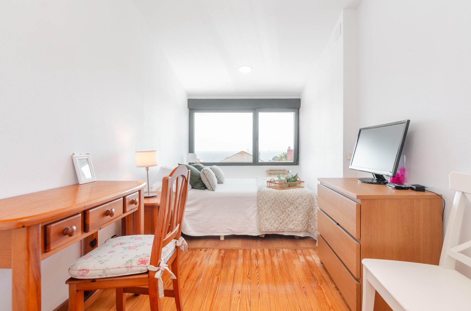 Si buscas una casa especial en Luanco, esta vivienda lo tiene todo: ubicación privilegiada, vistas al mar, piscina privada