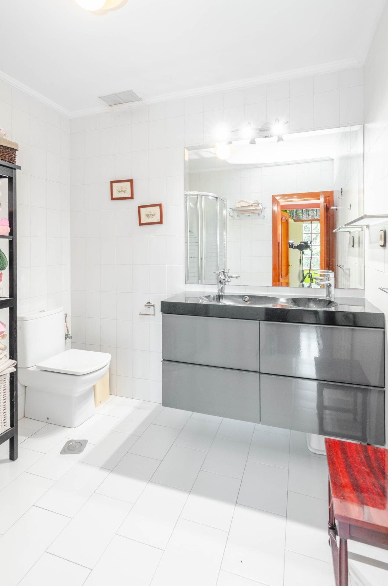 Si buscas una casa especial en Luanco, esta vivienda lo tiene todo: ubicación privilegiada, vistas al mar, piscina privada