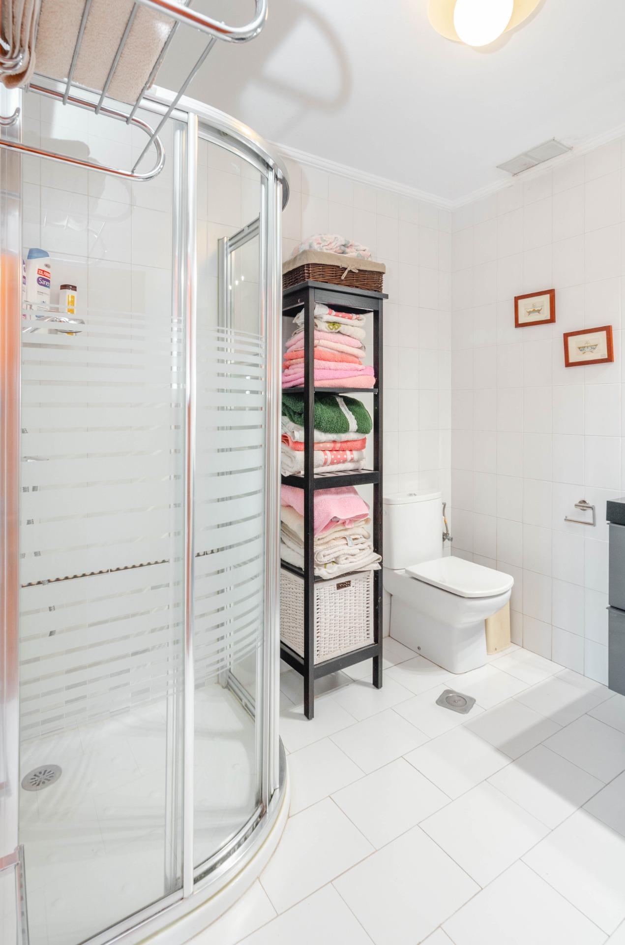 Si buscas una casa especial en Luanco, esta vivienda lo tiene todo: ubicación privilegiada, vistas al mar, piscina privada