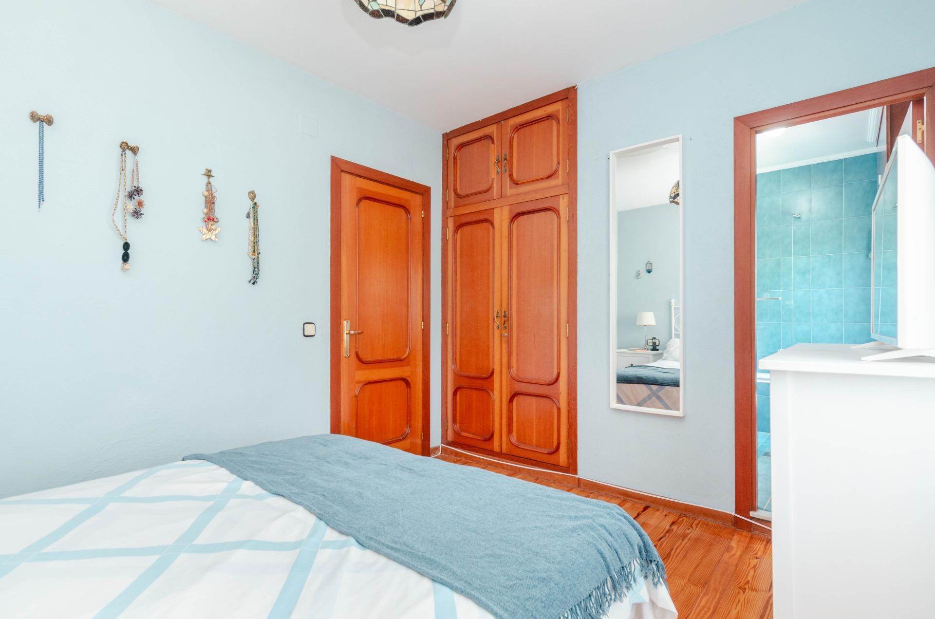 Si buscas una casa especial en Luanco, esta vivienda lo tiene todo: ubicación privilegiada, vistas al mar, piscina privada