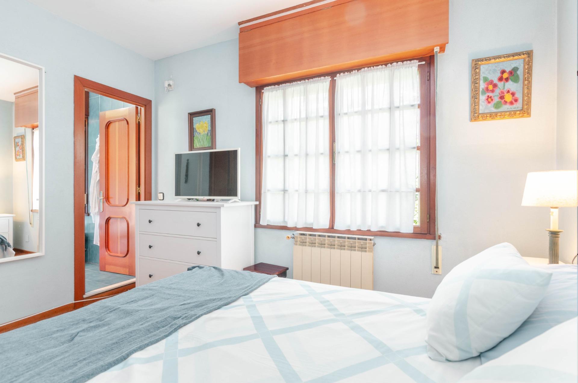 Si buscas una casa especial en Luanco, esta vivienda lo tiene todo: ubicación privilegiada, vistas al mar, piscina privada