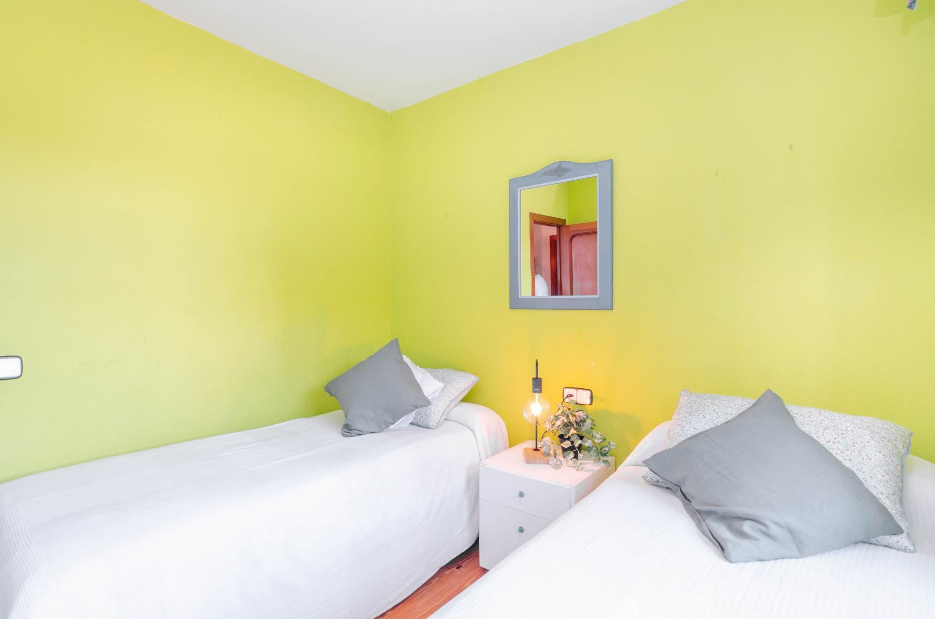 Si buscas una casa especial en Luanco, esta vivienda lo tiene todo: ubicación privilegiada, vistas al mar, piscina privada