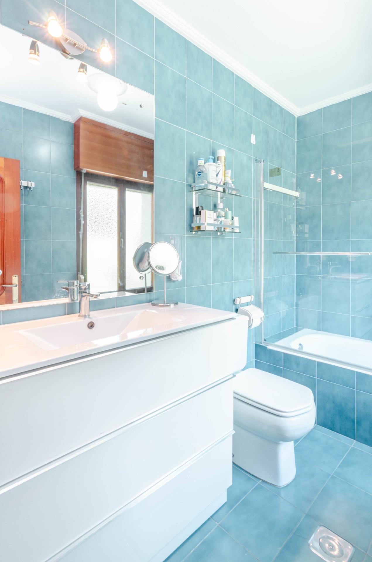 Si buscas una casa especial en Luanco, esta vivienda lo tiene todo: ubicación privilegiada, vistas al mar, piscina privada