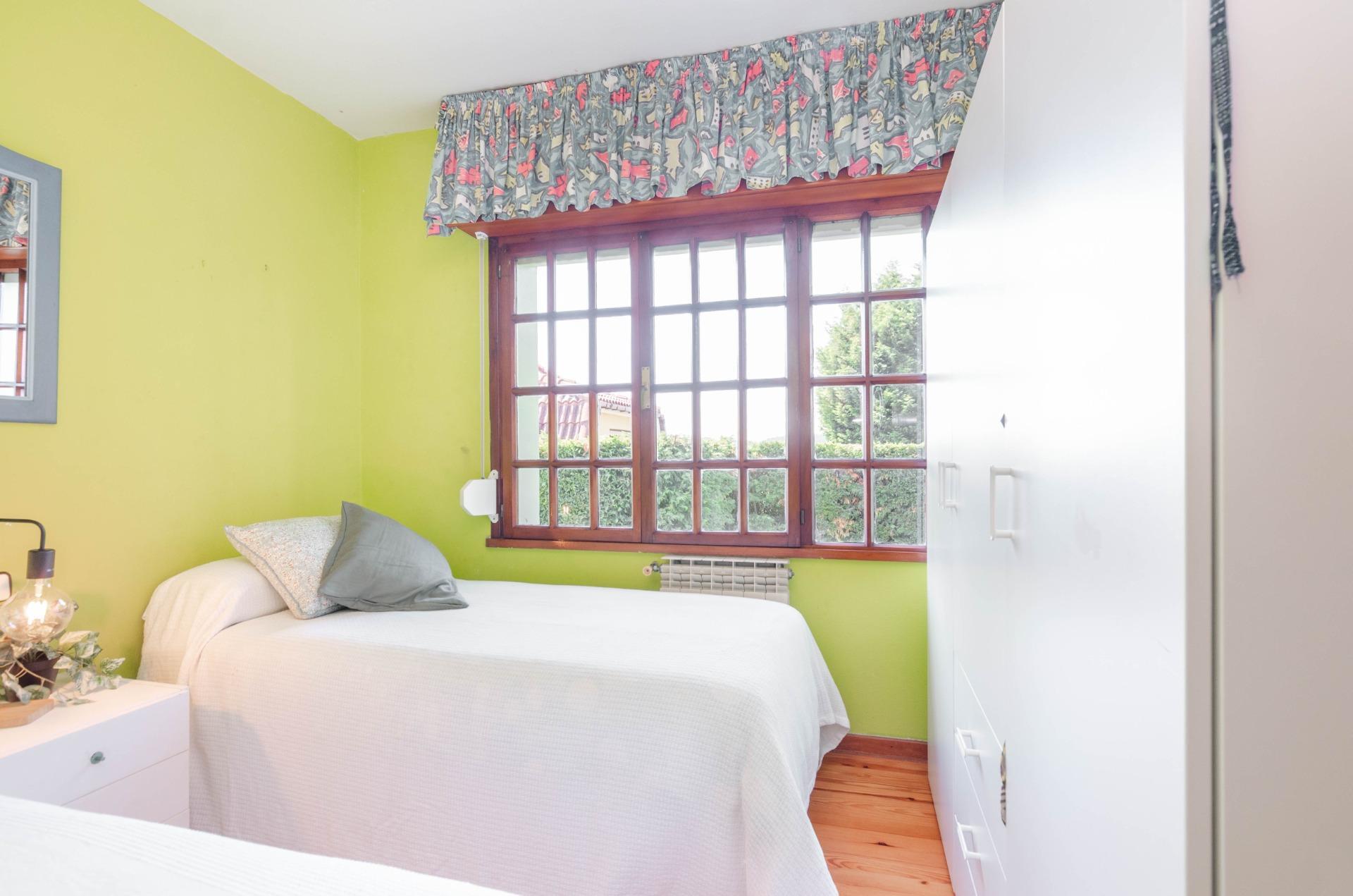 Si buscas una casa especial en Luanco, esta vivienda lo tiene todo: ubicación privilegiada, vistas al mar, piscina privada