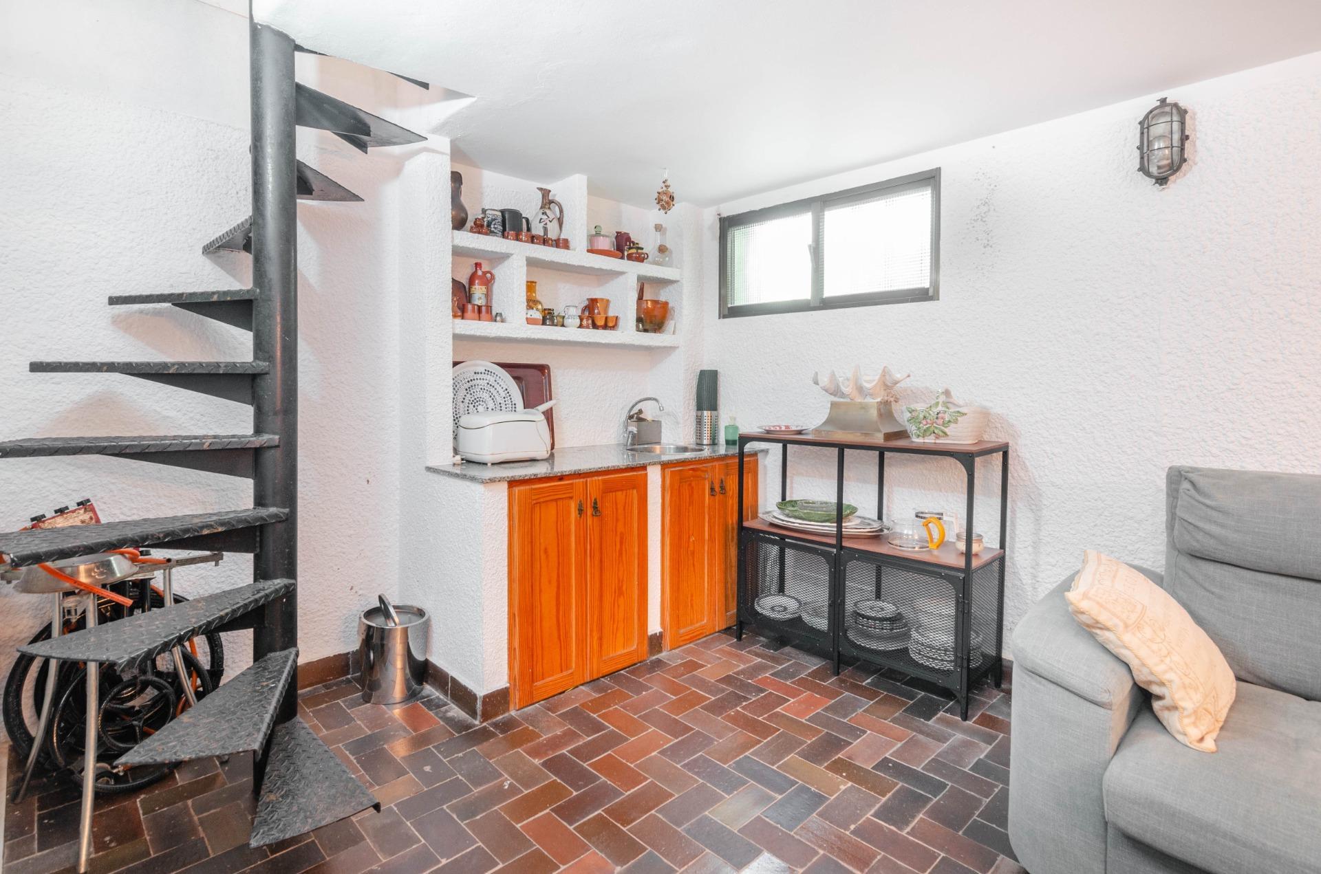 Si buscas una casa especial en Luanco, esta vivienda lo tiene todo: ubicación privilegiada, vistas al mar, piscina privada