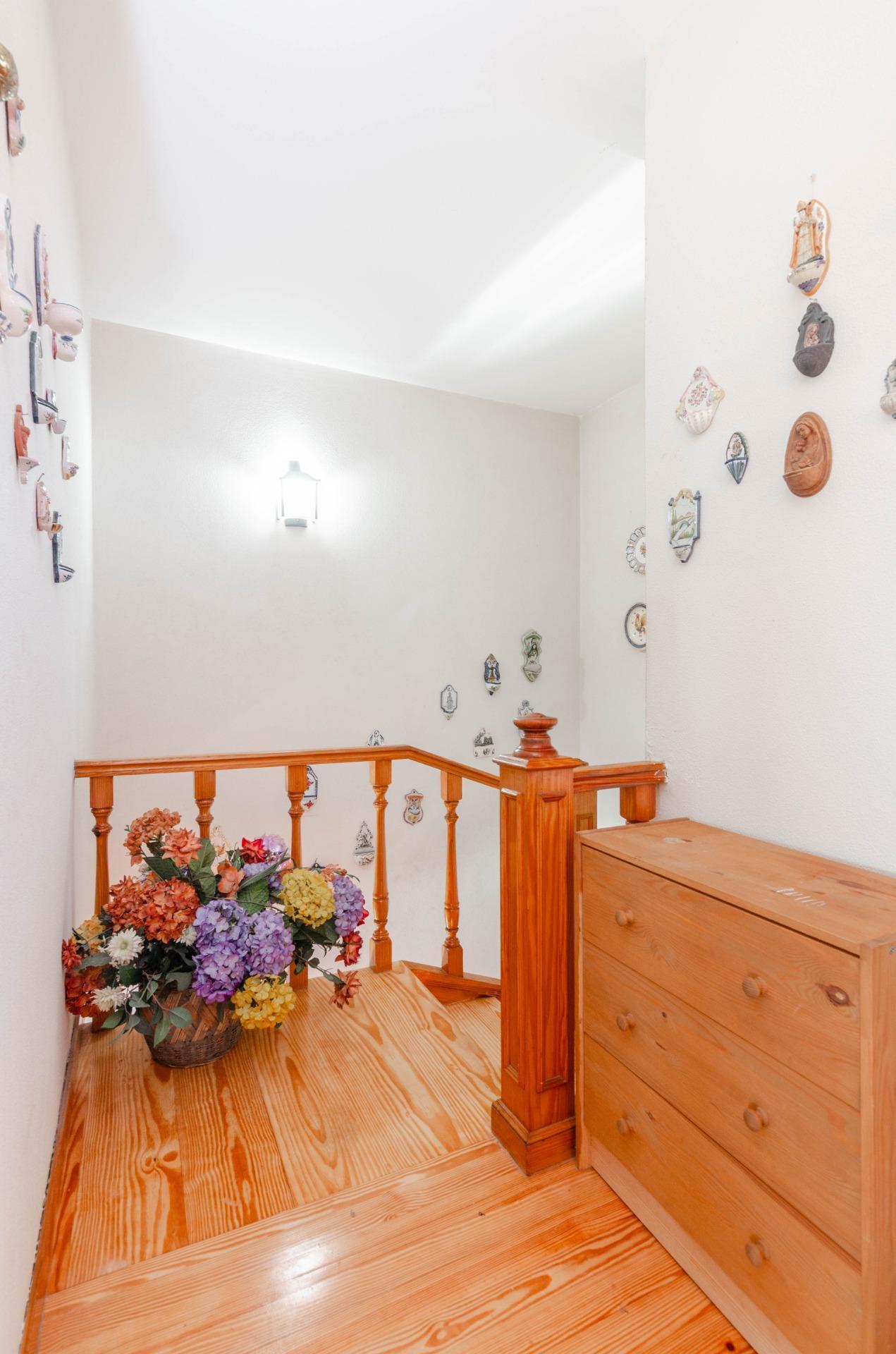 Si buscas una casa especial en Luanco, esta vivienda lo tiene todo: ubicación privilegiada, vistas al mar, piscina privada