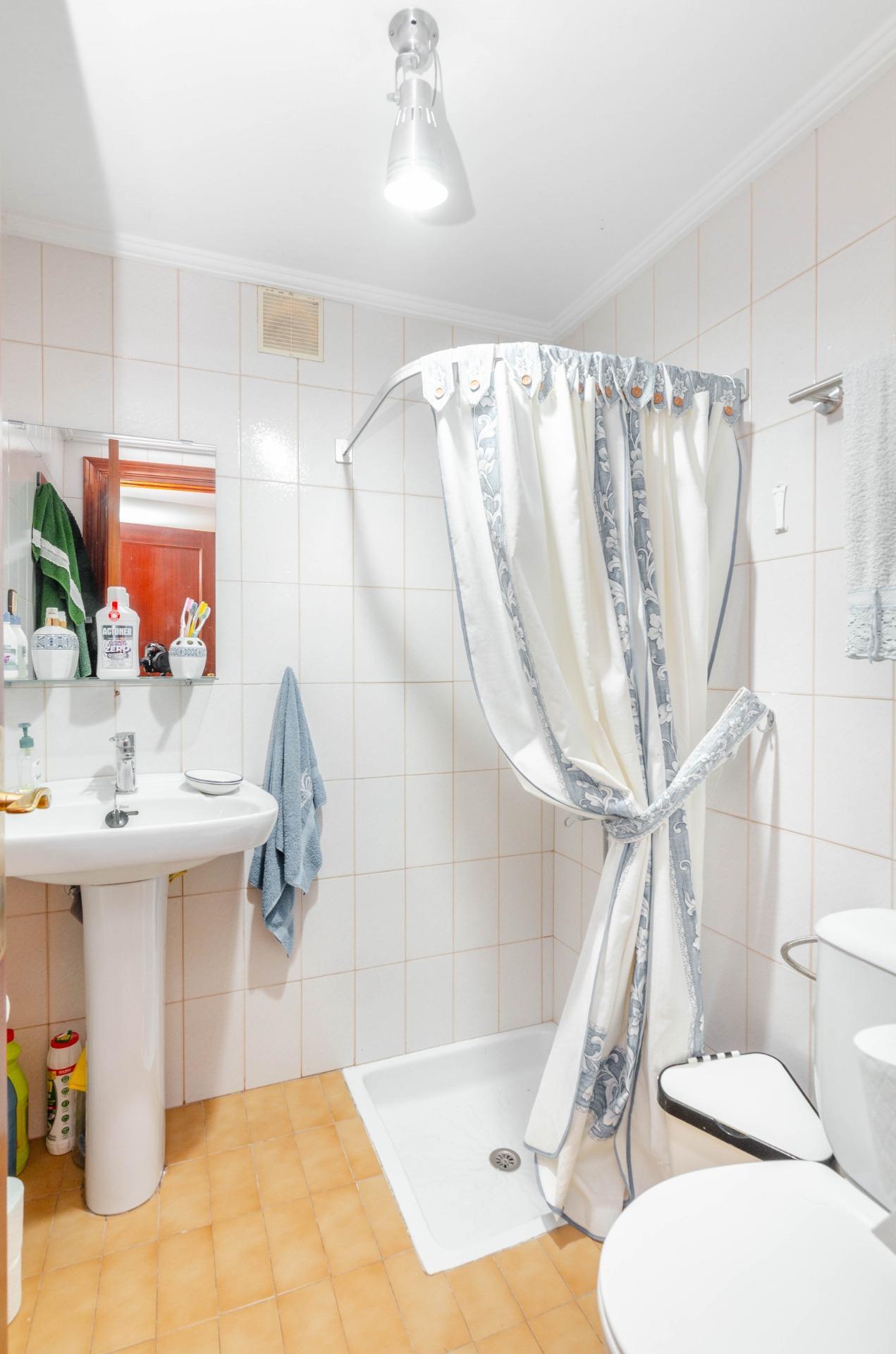 Si buscas una casa especial en Luanco, esta vivienda lo tiene todo: ubicación privilegiada, vistas al mar, piscina privada