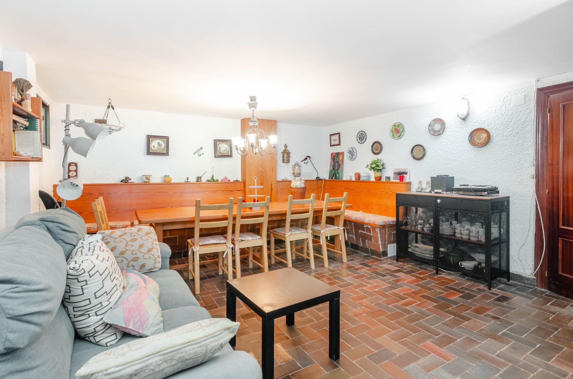 Si buscas una casa especial en Luanco, esta vivienda lo tiene todo: ubicación privilegiada, vistas al mar, piscina privada