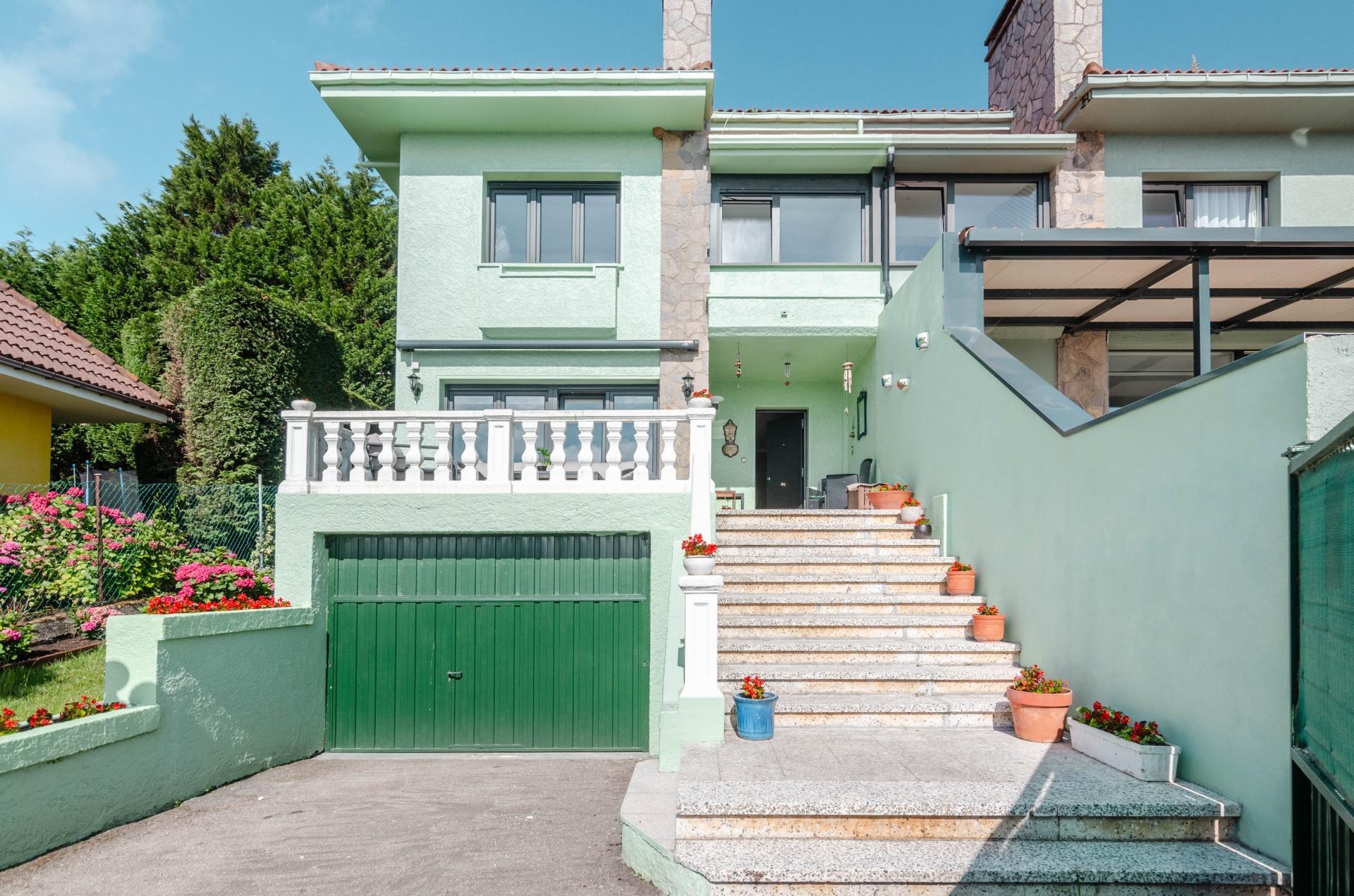 Si buscas una casa especial en Luanco, esta vivienda lo tiene todo: ubicación privilegiada, vistas al mar, piscina privada