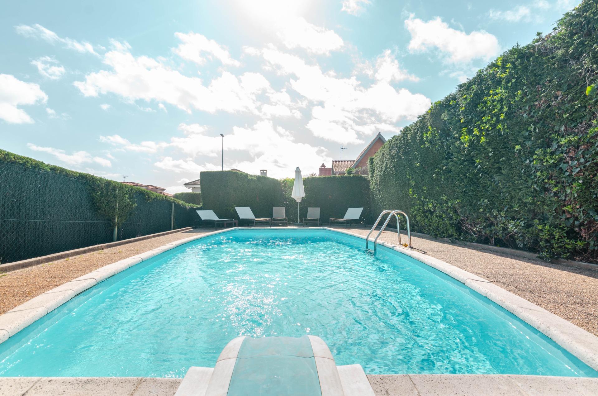 Si buscas una casa especial en Luanco, esta vivienda lo tiene todo: ubicación privilegiada, vistas al mar, piscina privada