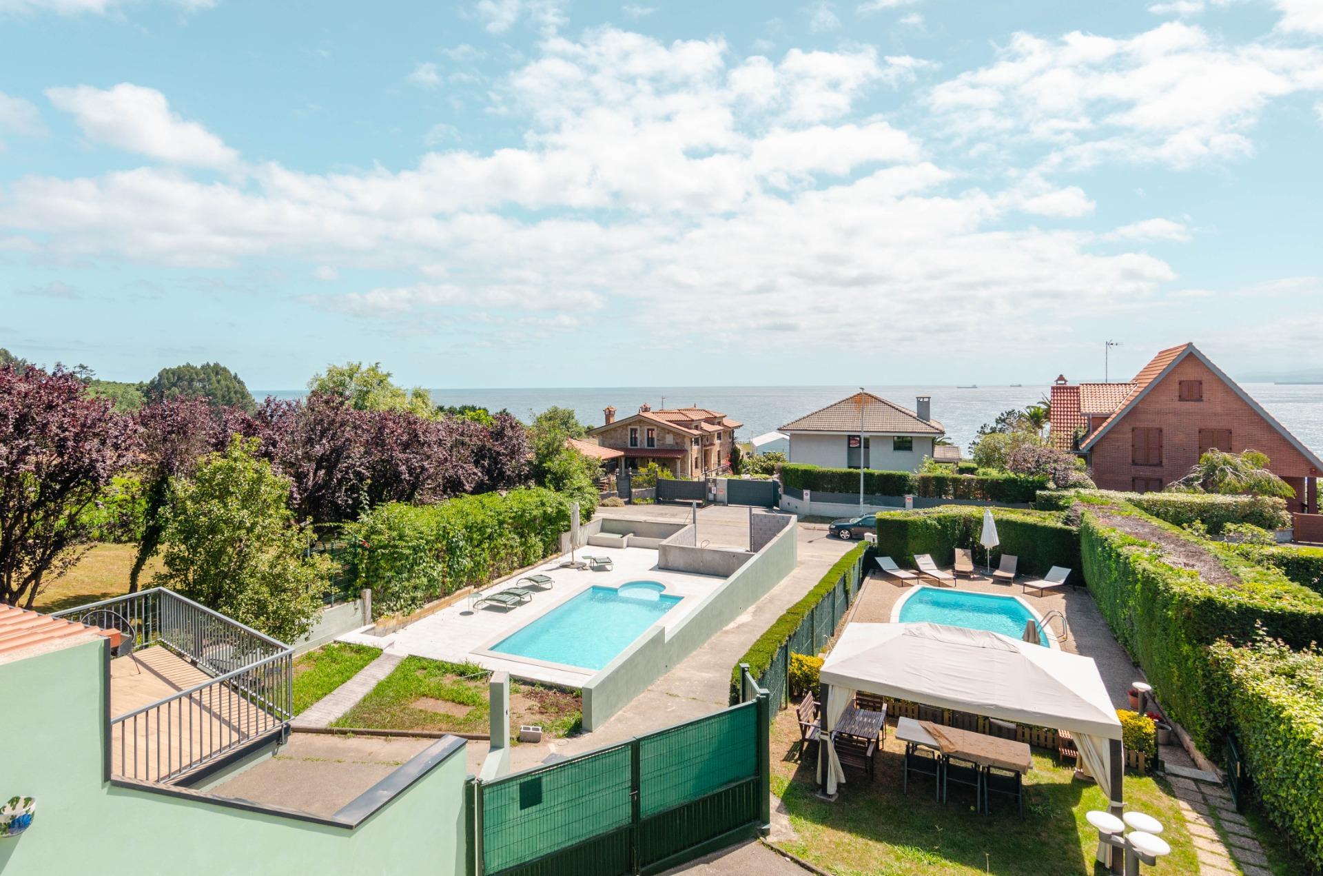 Si buscas una casa especial en Luanco, esta vivienda lo tiene todo: ubicación privilegiada, vistas al mar, piscina privada