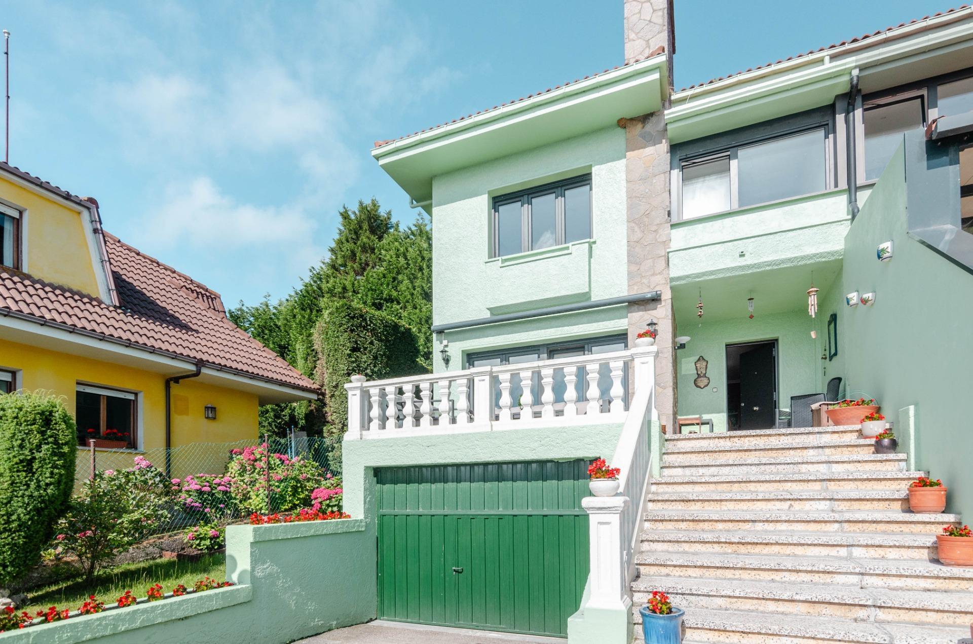 Si buscas una casa especial en Luanco, esta vivienda lo tiene todo: ubicación privilegiada, vistas al mar, piscina privada