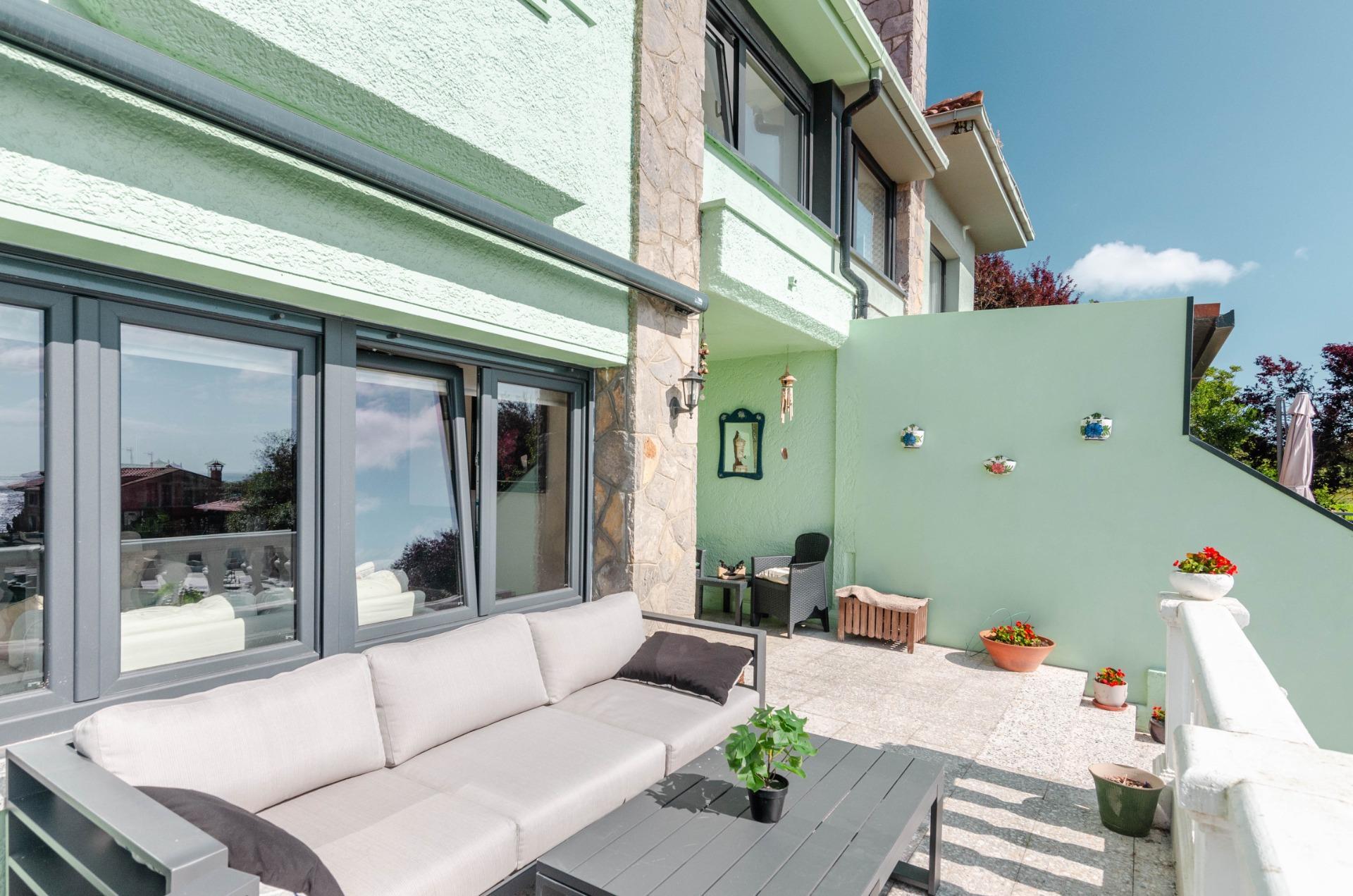 Si buscas una casa especial en Luanco, esta vivienda lo tiene todo: ubicación privilegiada, vistas al mar, piscina privada