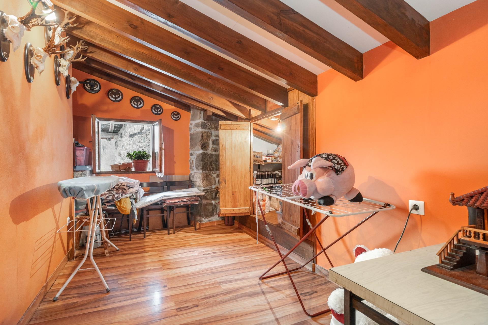 CASA Y RESTAURANTE EN VENTA EN CALEAO (CASO)