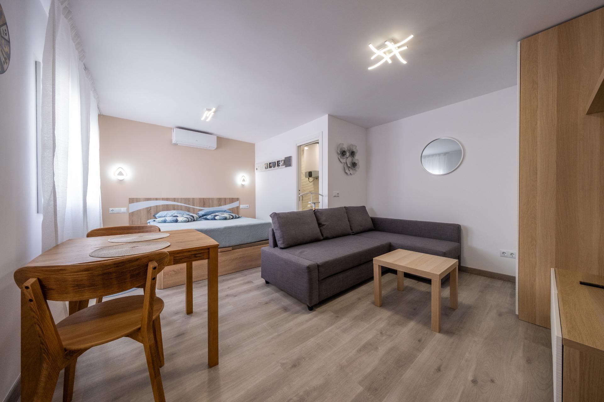 Oportunidad única! Apartamento dividido en dos viviendas independientes a pocos metros de la playa Poniente
