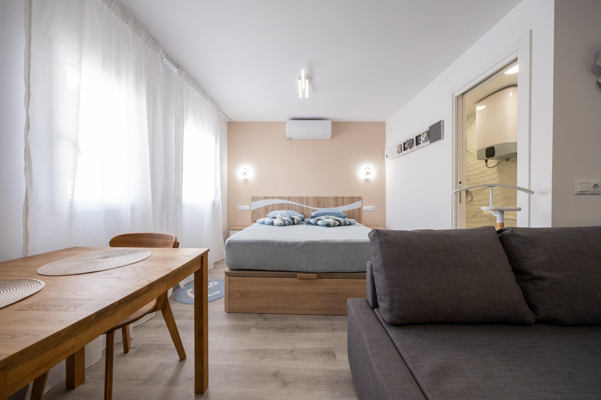 Oportunidad única! Apartamento dividido en dos viviendas independientes a pocos metros de la playa Poniente