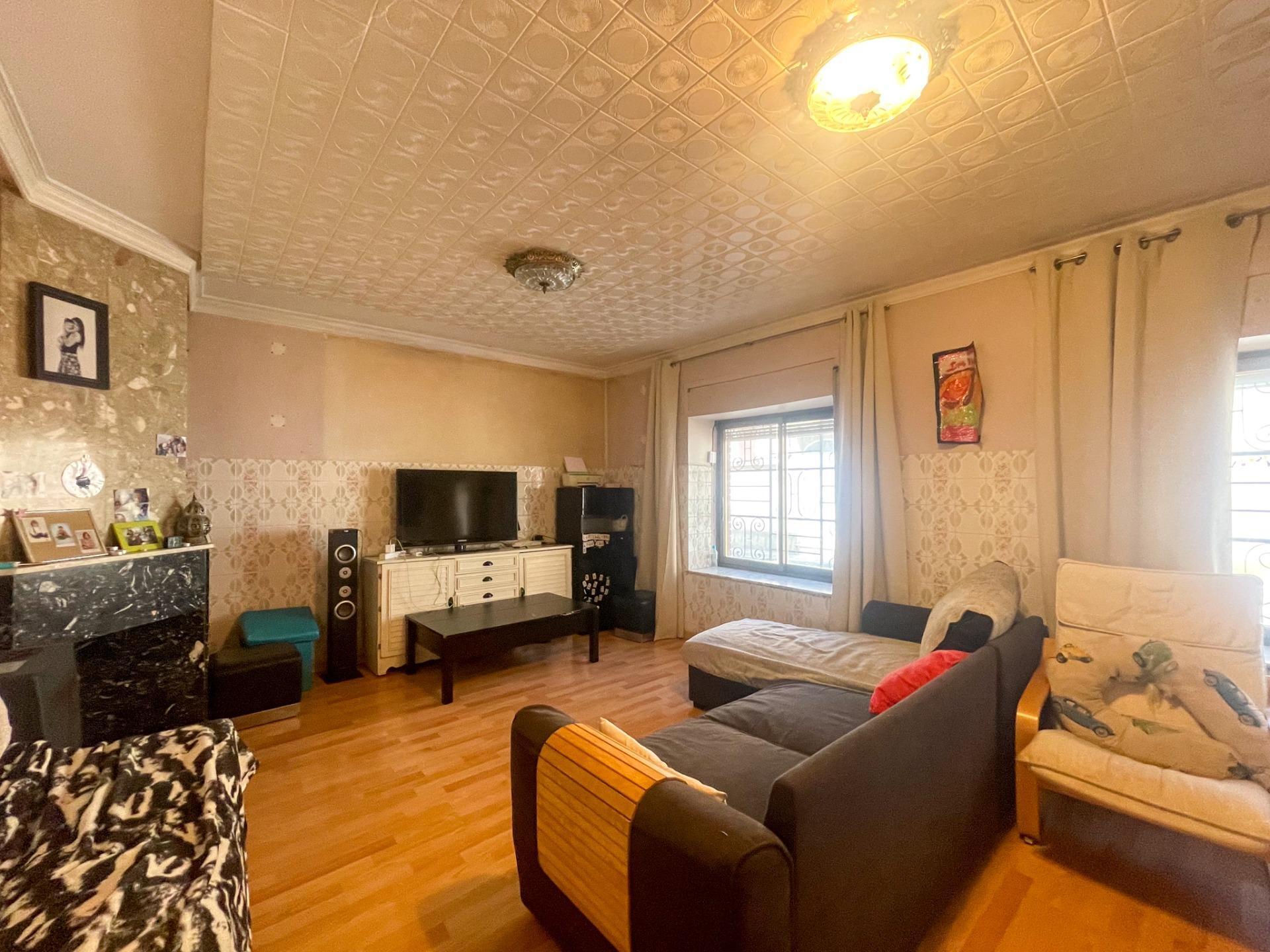 En el corazón de Fuenterrobles, un encantador pueblo rodeado de naturaleza y paz, se encuentra esta gran casa que reúne espacio, comodidad y múltiples posibilidades.