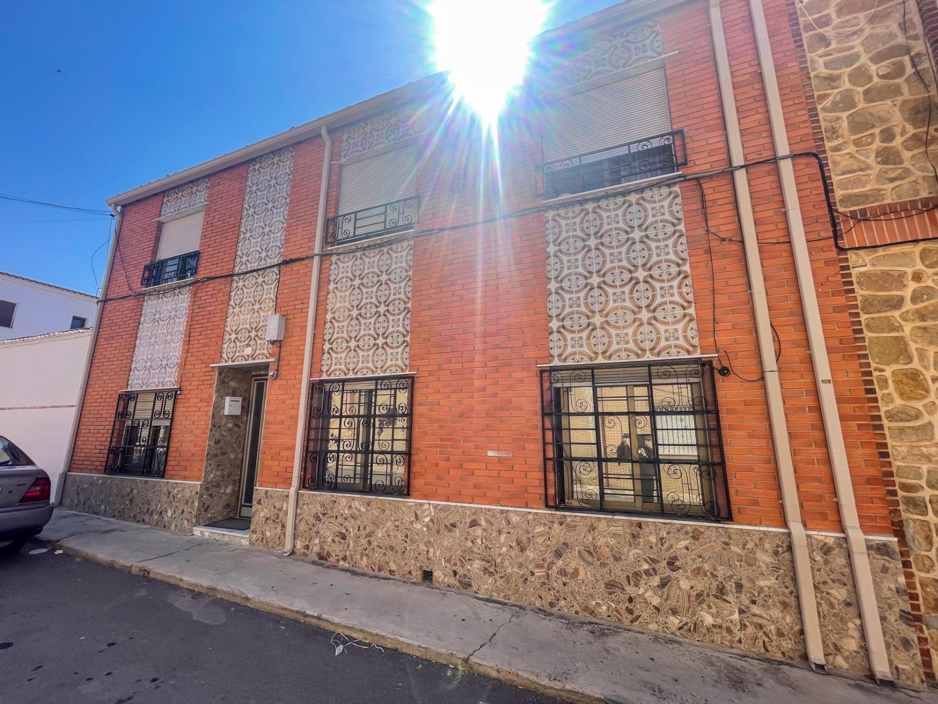 En el corazón de Fuenterrobles, un encantador pueblo rodeado de naturaleza y paz, se encuentra esta gran casa que reúne espacio, comodidad y múltiples posibilidades.