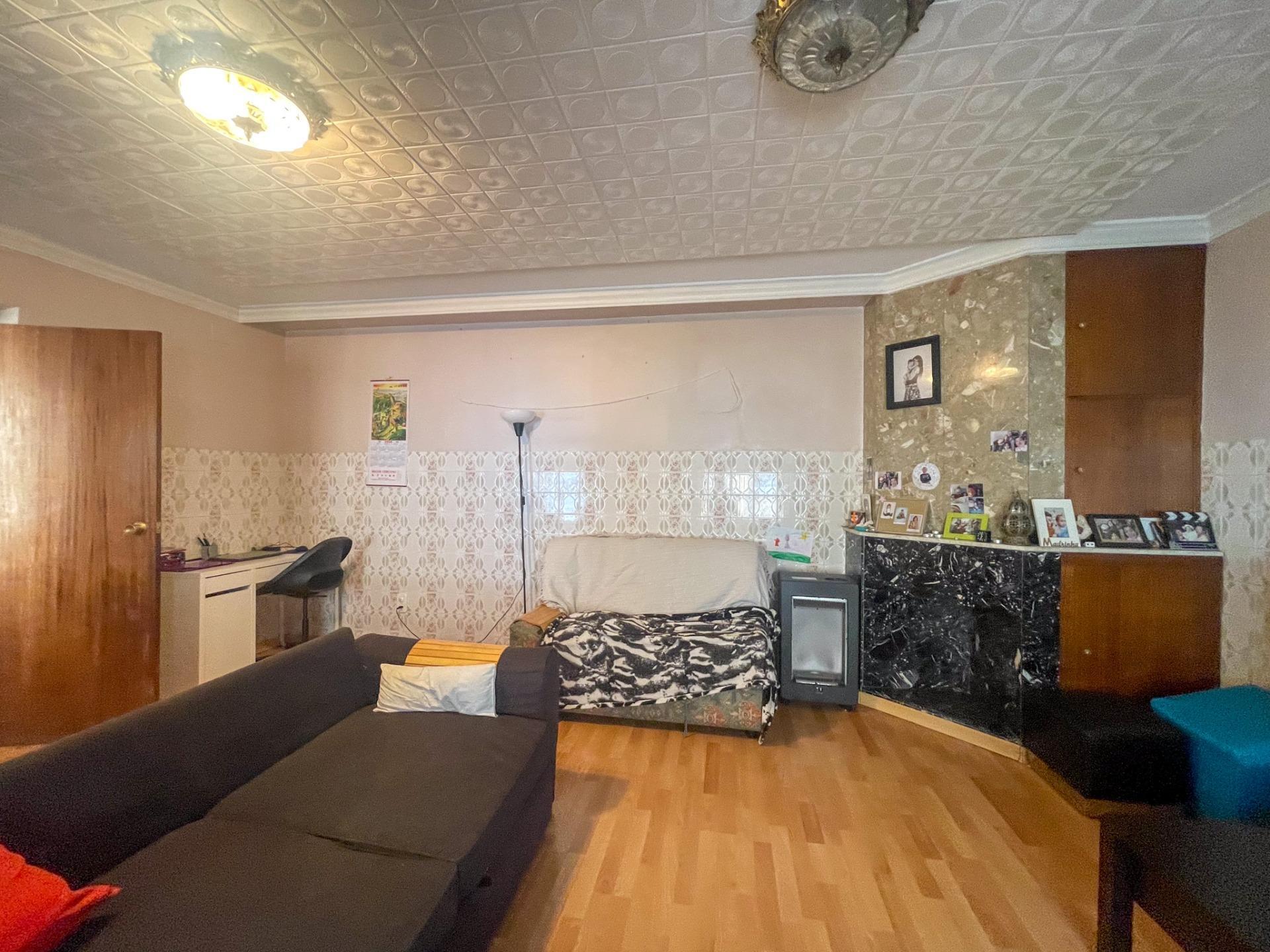 En el corazón de Fuenterrobles, un encantador pueblo rodeado de naturaleza y paz, se encuentra esta gran casa que reúne espacio, comodidad y múltiples posibilidades.