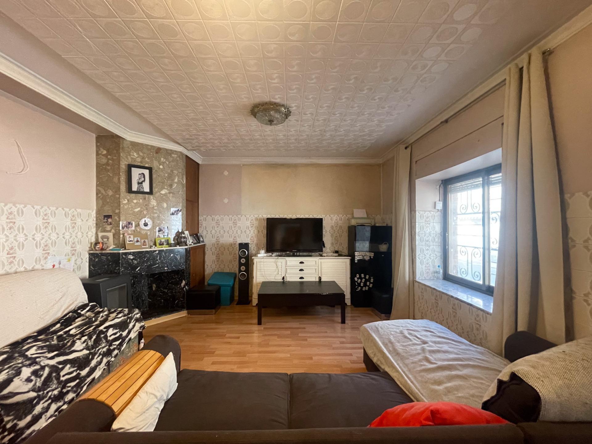 En el corazón de Fuenterrobles, un encantador pueblo rodeado de naturaleza y paz, se encuentra esta gran casa que reúne espacio, comodidad y múltiples posibilidades.