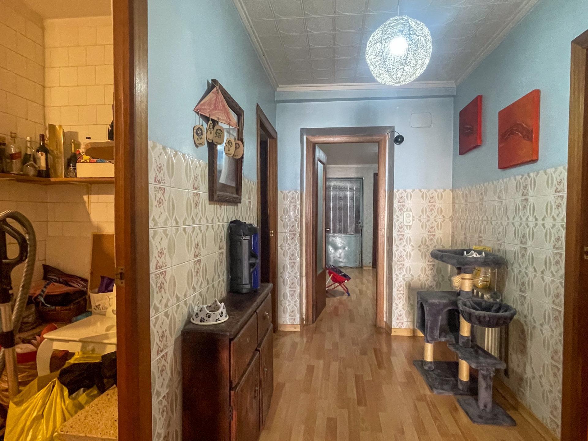 En el corazón de Fuenterrobles, un encantador pueblo rodeado de naturaleza y paz, se encuentra esta gran casa que reúne espacio, comodidad y múltiples posibilidades.