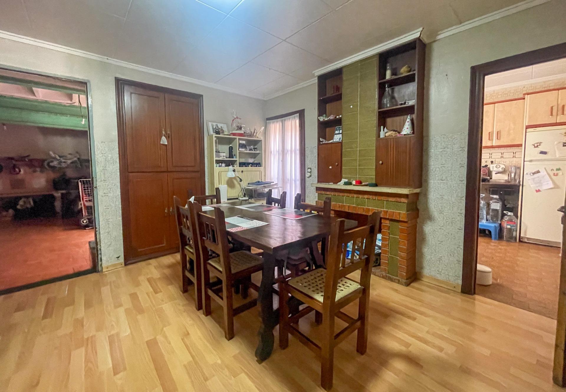 En el corazón de Fuenterrobles, un encantador pueblo rodeado de naturaleza y paz, se encuentra esta gran casa que reúne espacio, comodidad y múltiples posibilidades.