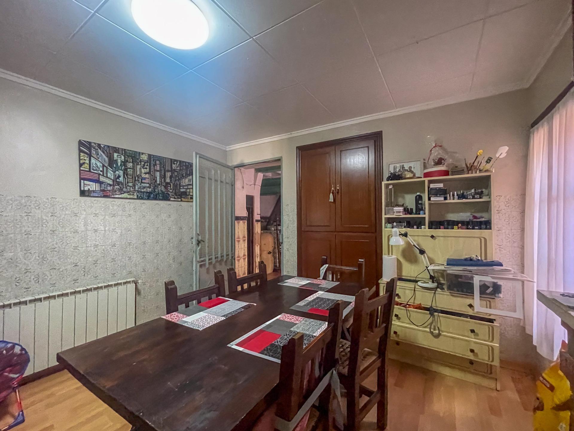 En el corazón de Fuenterrobles, un encantador pueblo rodeado de naturaleza y paz, se encuentra esta gran casa que reúne espacio, comodidad y múltiples posibilidades.