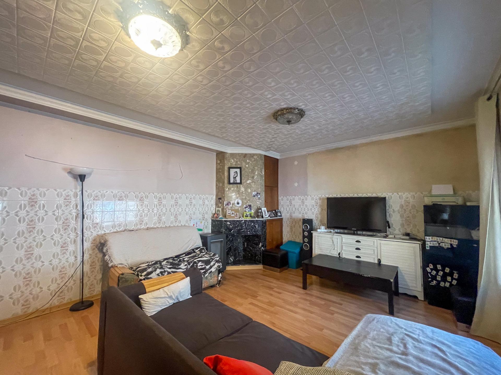 En el corazón de Fuenterrobles, un encantador pueblo rodeado de naturaleza y paz, se encuentra esta gran casa que reúne espacio, comodidad y múltiples posibilidades.