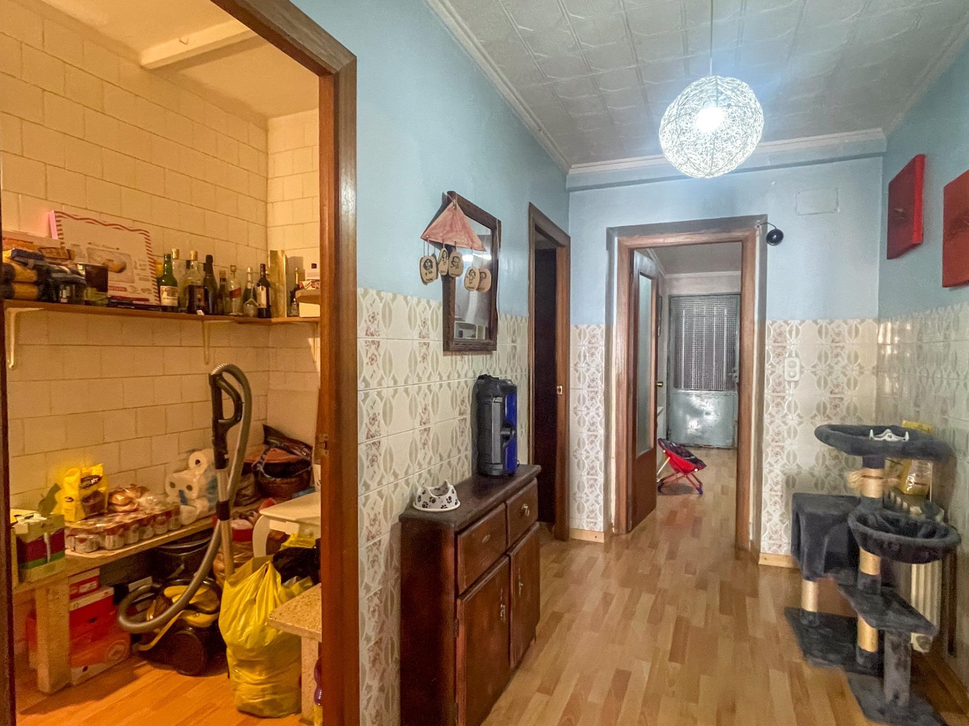 En el corazón de Fuenterrobles, un encantador pueblo rodeado de naturaleza y paz, se encuentra esta gran casa que reúne espacio, comodidad y múltiples posibilidades.