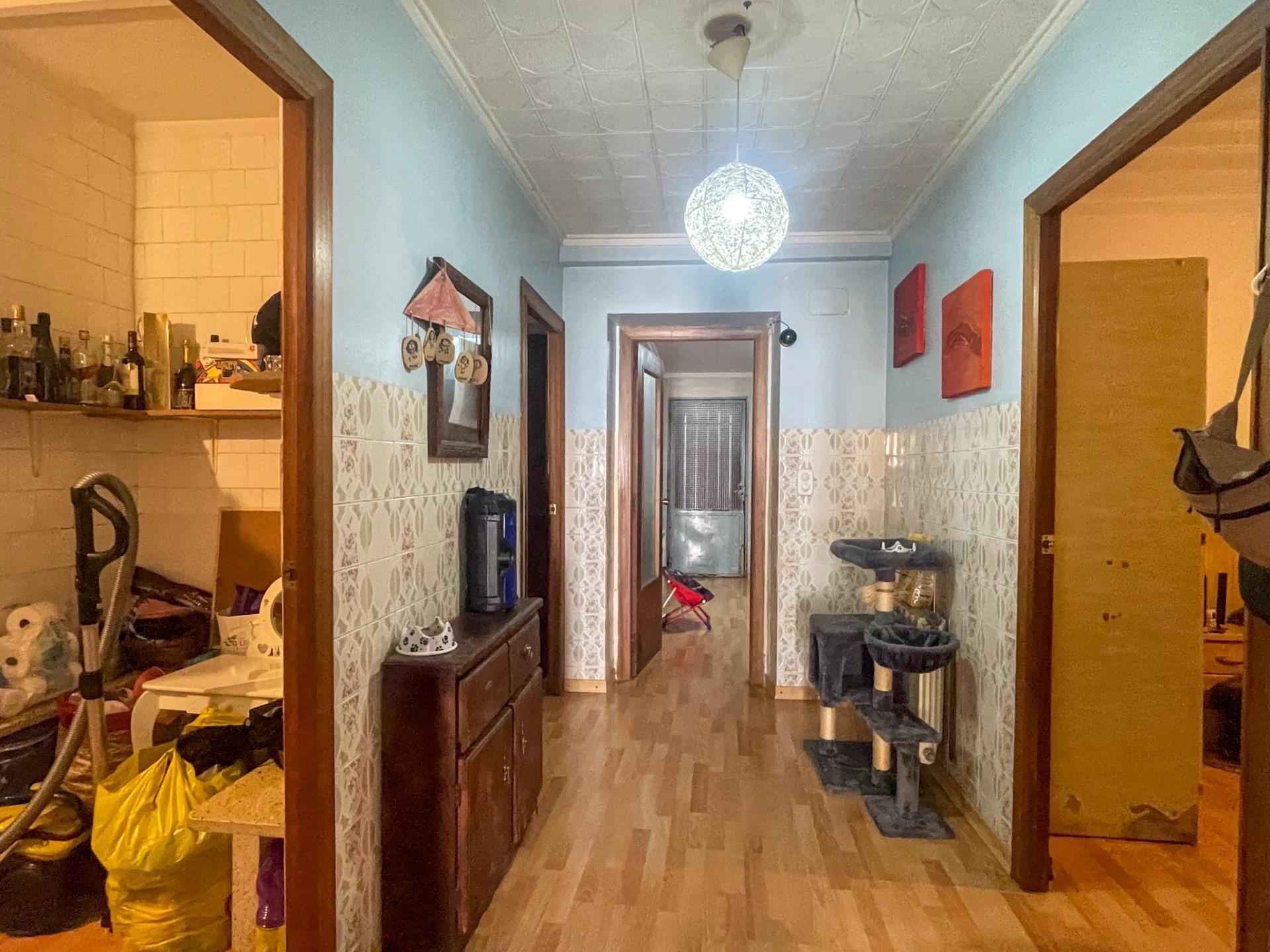 En el corazón de Fuenterrobles, un encantador pueblo rodeado de naturaleza y paz, se encuentra esta gran casa que reúne espacio, comodidad y múltiples posibilidades.