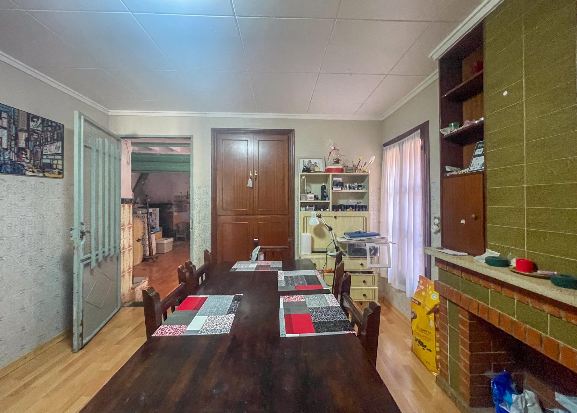 En el corazón de Fuenterrobles, un encantador pueblo rodeado de naturaleza y paz, se encuentra esta gran casa que reúne espacio, comodidad y múltiples posibilidades.