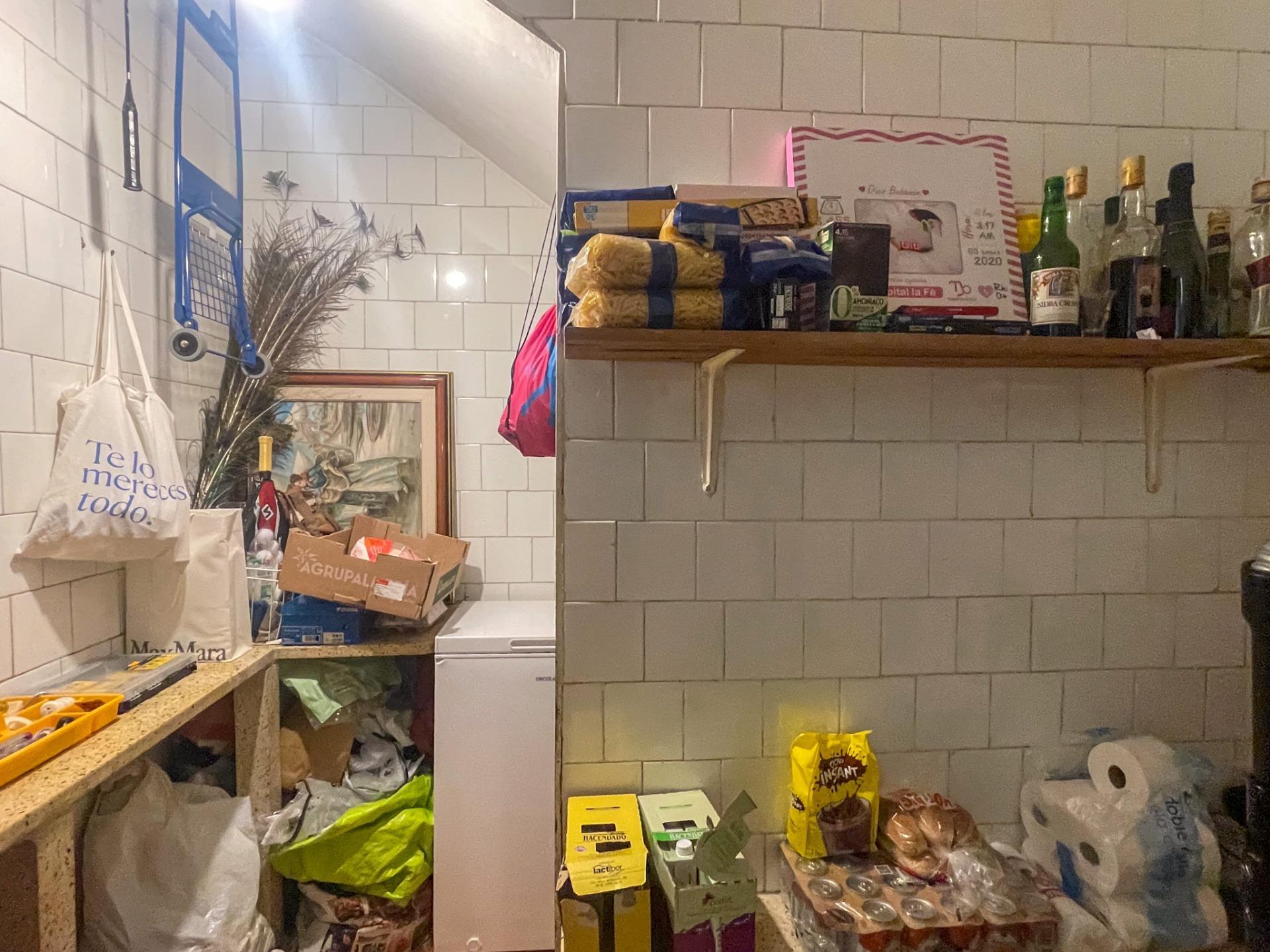 En el corazón de Fuenterrobles, un encantador pueblo rodeado de naturaleza y paz, se encuentra esta gran casa que reúne espacio, comodidad y múltiples posibilidades.