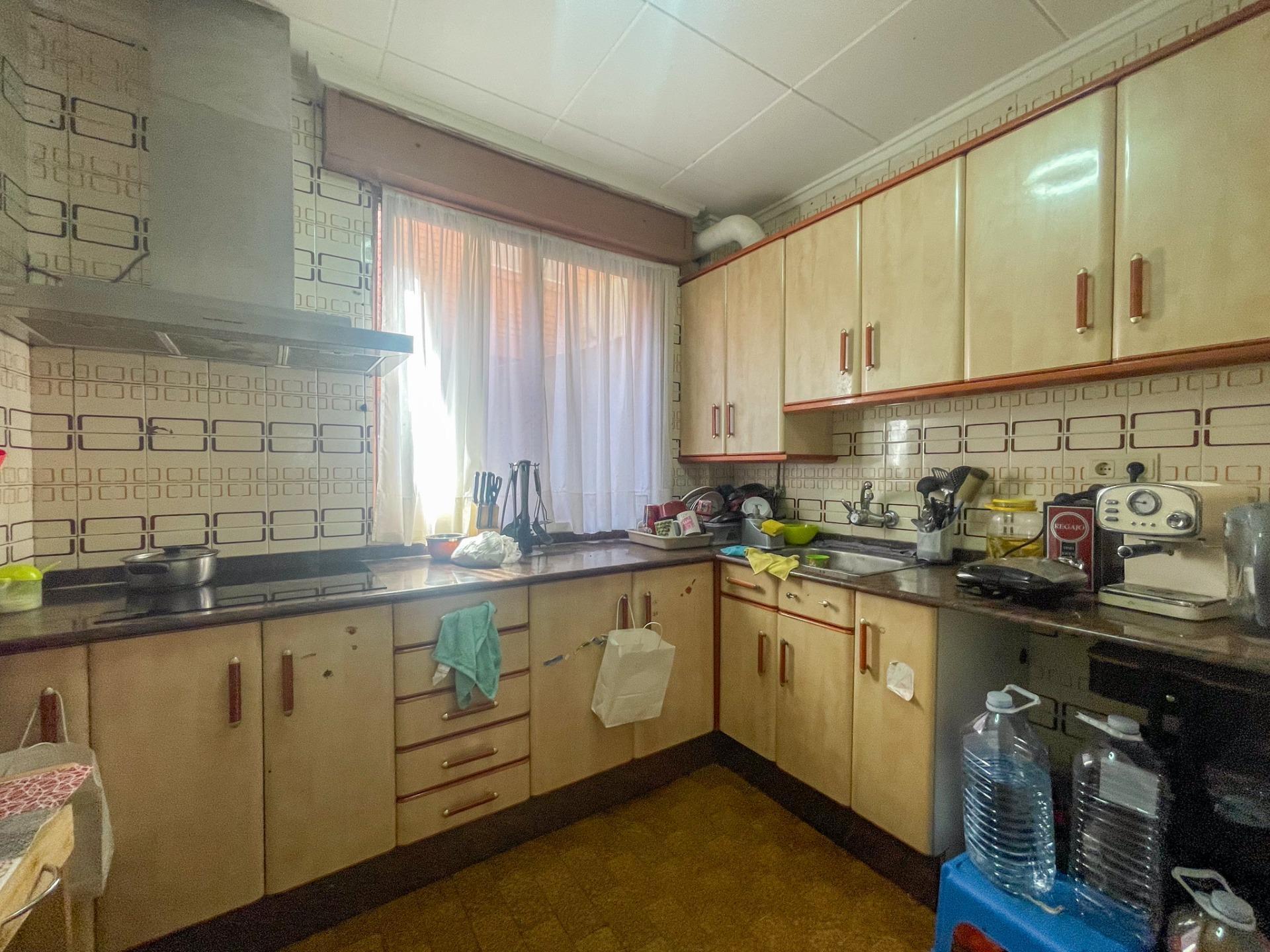 En el corazón de Fuenterrobles, un encantador pueblo rodeado de naturaleza y paz, se encuentra esta gran casa que reúne espacio, comodidad y múltiples posibilidades.