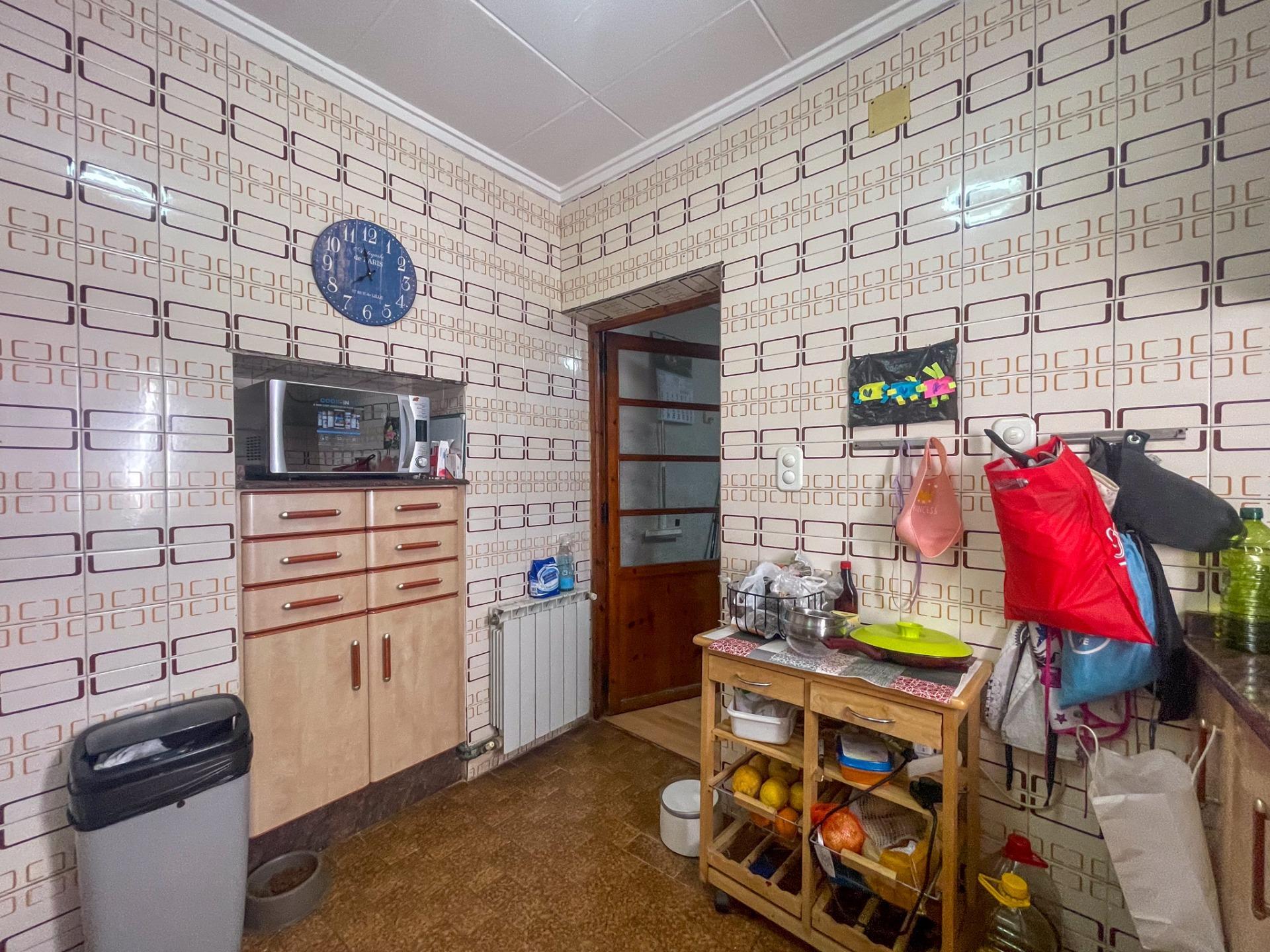 En el corazón de Fuenterrobles, un encantador pueblo rodeado de naturaleza y paz, se encuentra esta gran casa que reúne espacio, comodidad y múltiples posibilidades.