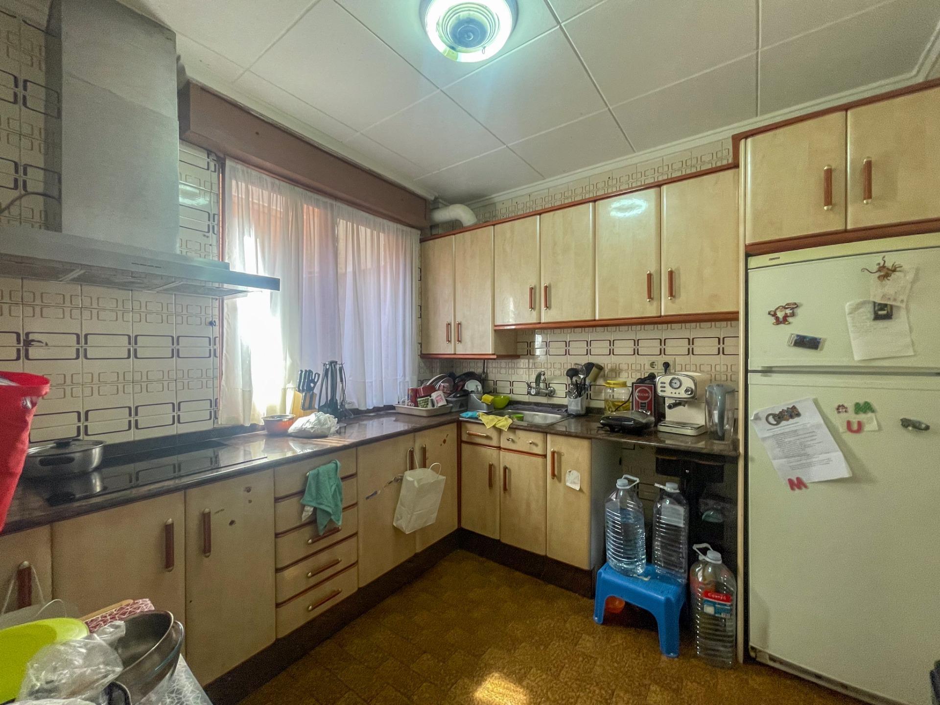 En el corazón de Fuenterrobles, un encantador pueblo rodeado de naturaleza y paz, se encuentra esta gran casa que reúne espacio, comodidad y múltiples posibilidades.