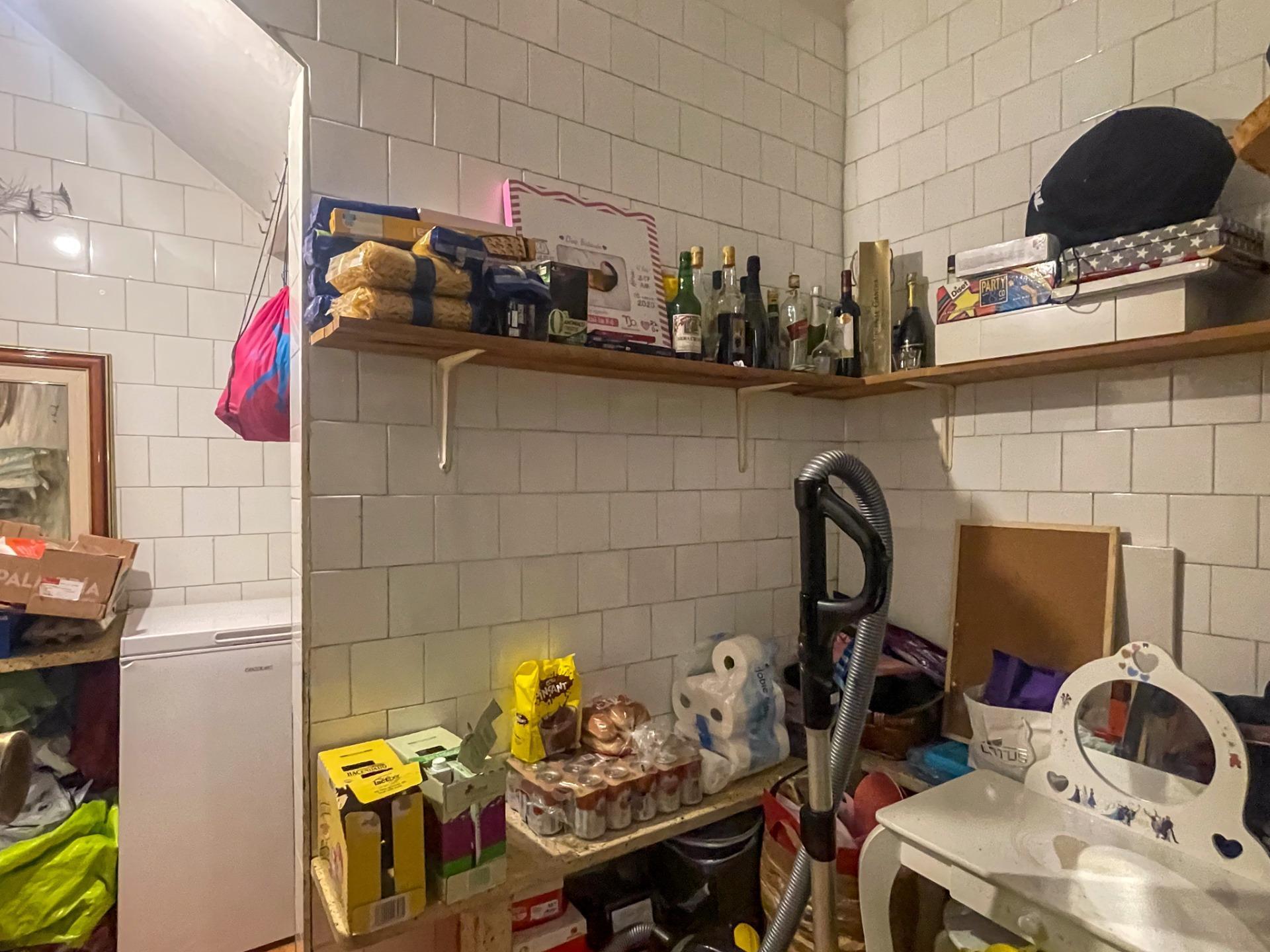 En el corazón de Fuenterrobles, un encantador pueblo rodeado de naturaleza y paz, se encuentra esta gran casa que reúne espacio, comodidad y múltiples posibilidades.