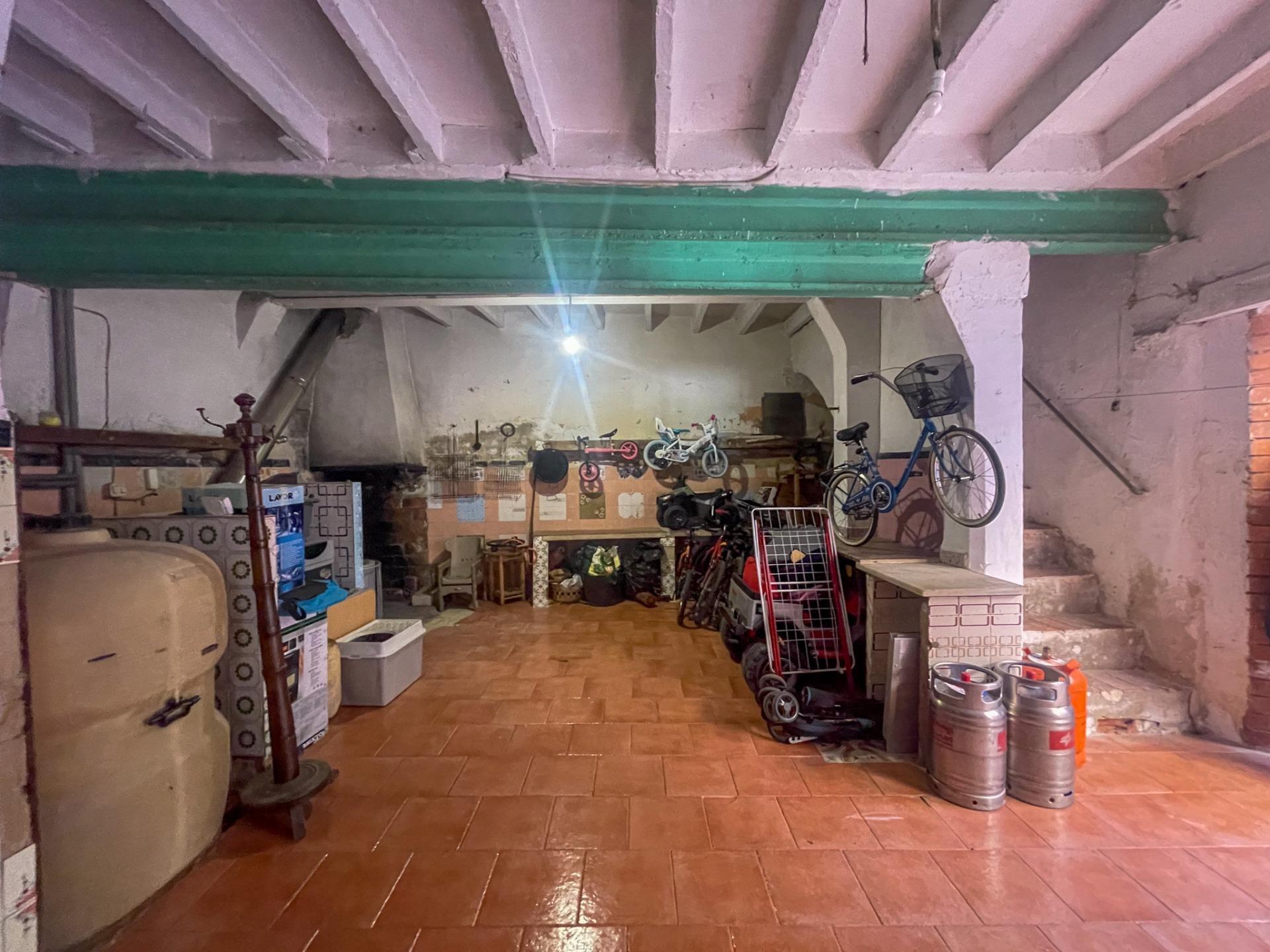 En el corazón de Fuenterrobles, un encantador pueblo rodeado de naturaleza y paz, se encuentra esta gran casa que reúne espacio, comodidad y múltiples posibilidades.