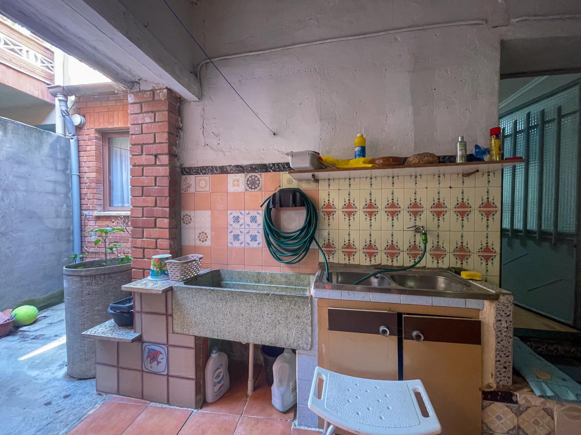 En el corazón de Fuenterrobles, un encantador pueblo rodeado de naturaleza y paz, se encuentra esta gran casa que reúne espacio, comodidad y múltiples posibilidades.