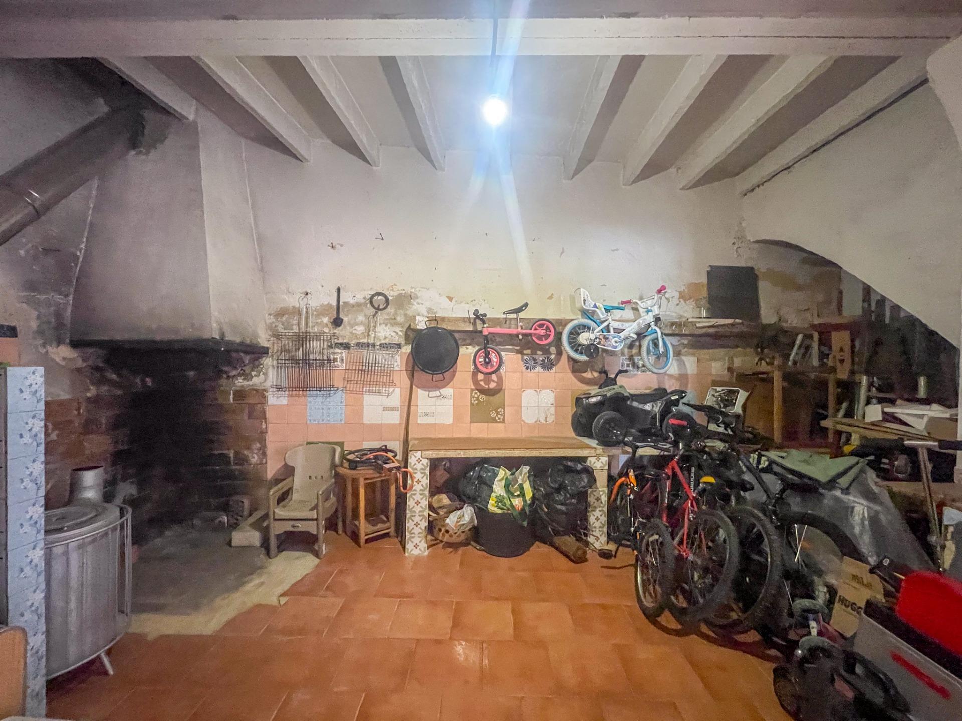 En el corazón de Fuenterrobles, un encantador pueblo rodeado de naturaleza y paz, se encuentra esta gran casa que reúne espacio, comodidad y múltiples posibilidades.