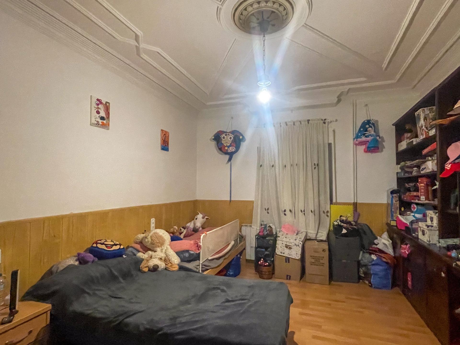 En el corazón de Fuenterrobles, un encantador pueblo rodeado de naturaleza y paz, se encuentra esta gran casa que reúne espacio, comodidad y múltiples posibilidades.