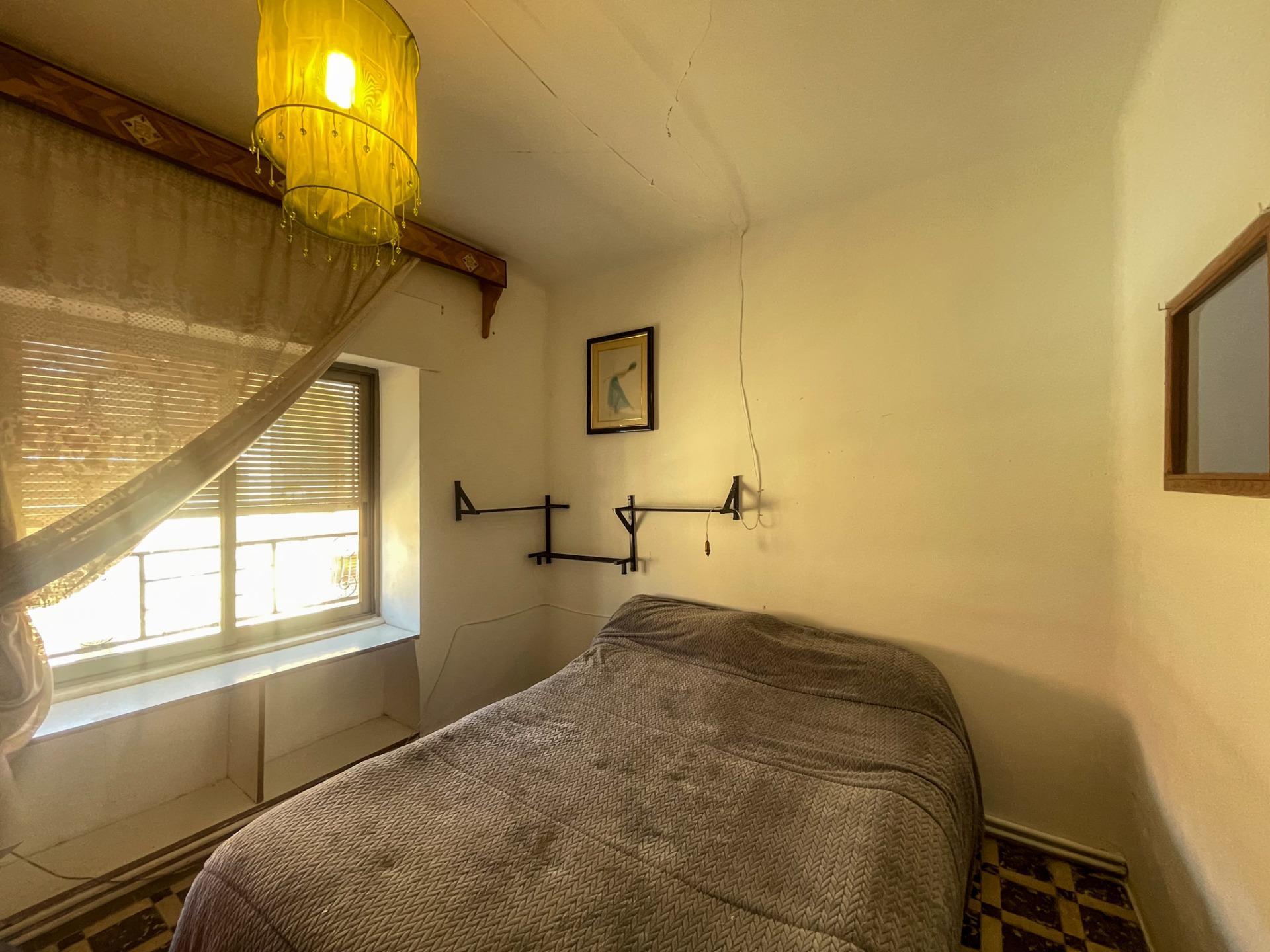 En el corazón de Fuenterrobles, un encantador pueblo rodeado de naturaleza y paz, se encuentra esta gran casa que reúne espacio, comodidad y múltiples posibilidades.