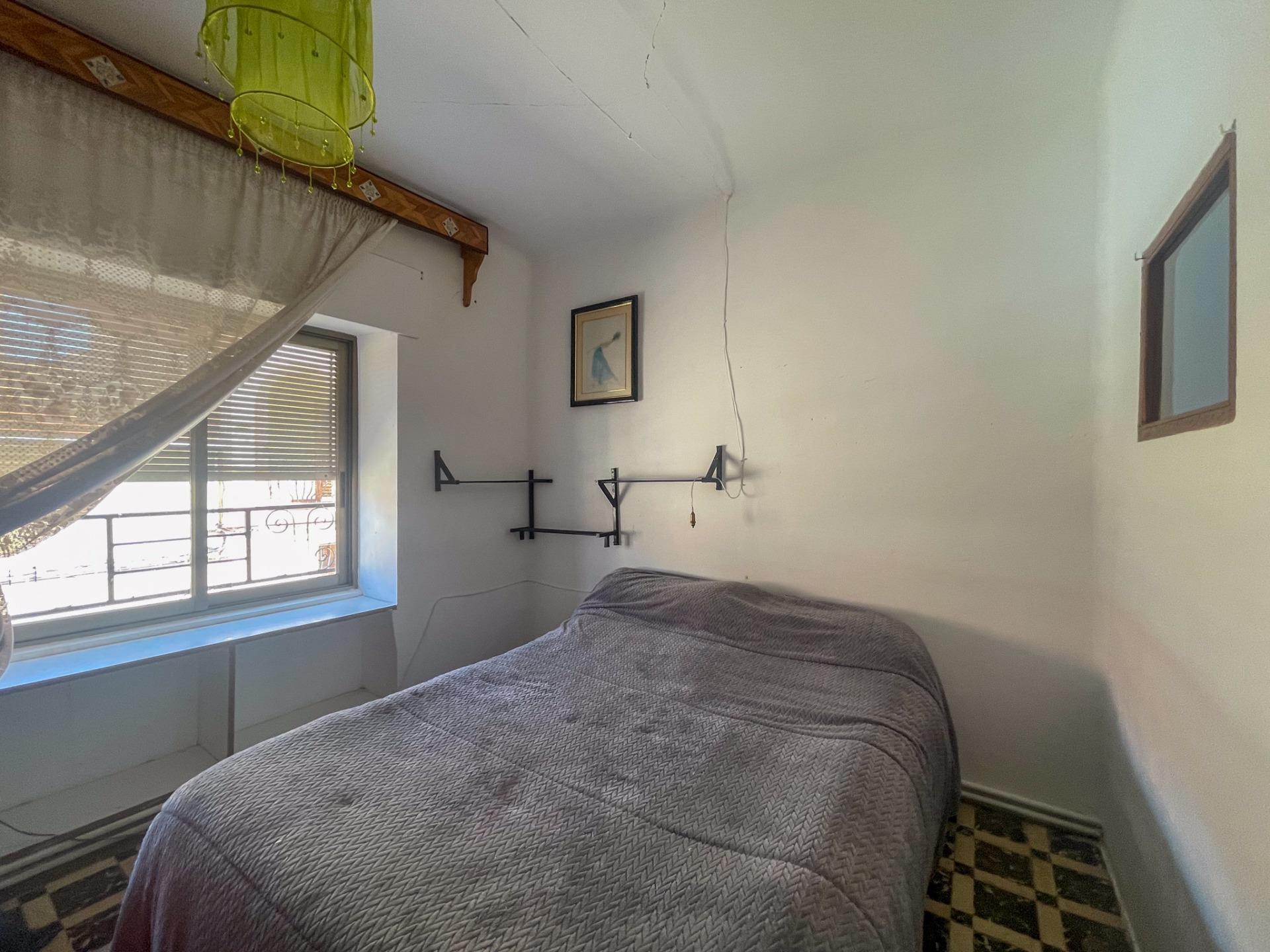 En el corazón de Fuenterrobles, un encantador pueblo rodeado de naturaleza y paz, se encuentra esta gran casa que reúne espacio, comodidad y múltiples posibilidades.