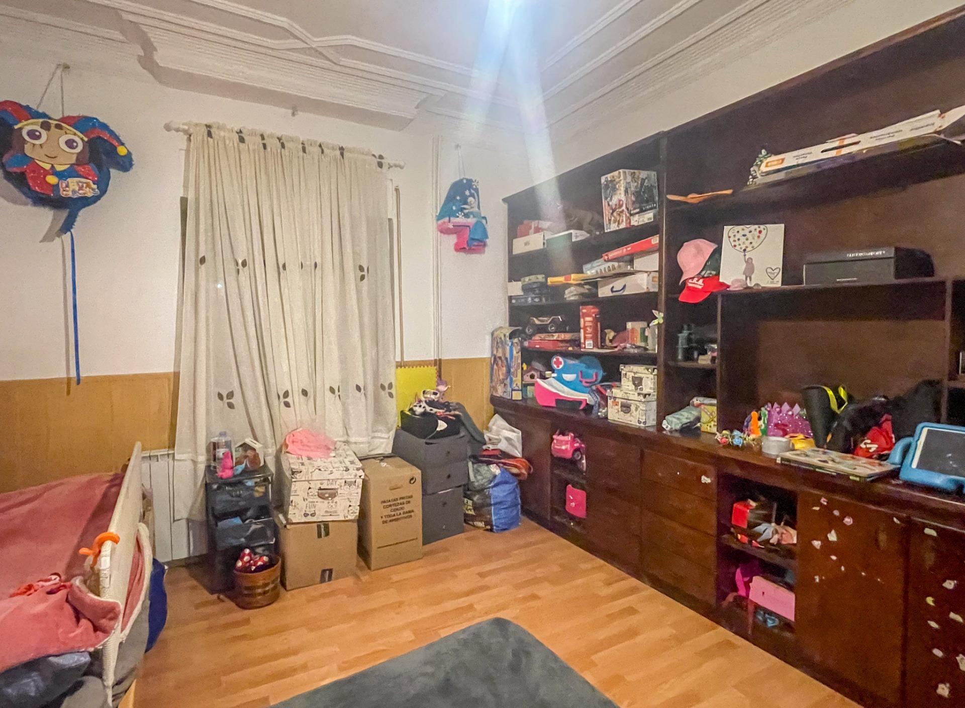 En el corazón de Fuenterrobles, un encantador pueblo rodeado de naturaleza y paz, se encuentra esta gran casa que reúne espacio, comodidad y múltiples posibilidades.