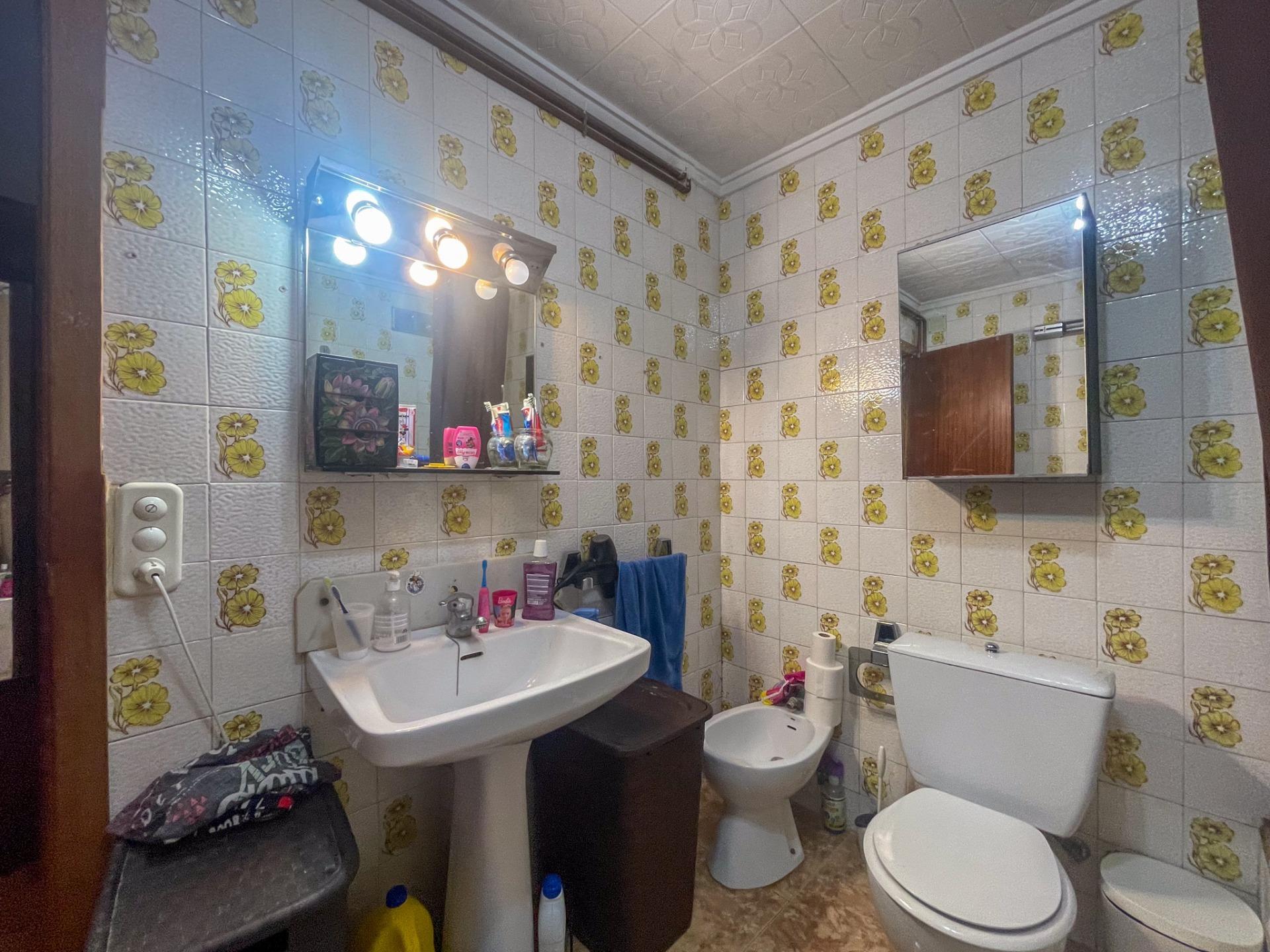 En el corazón de Fuenterrobles, un encantador pueblo rodeado de naturaleza y paz, se encuentra esta gran casa que reúne espacio, comodidad y múltiples posibilidades.