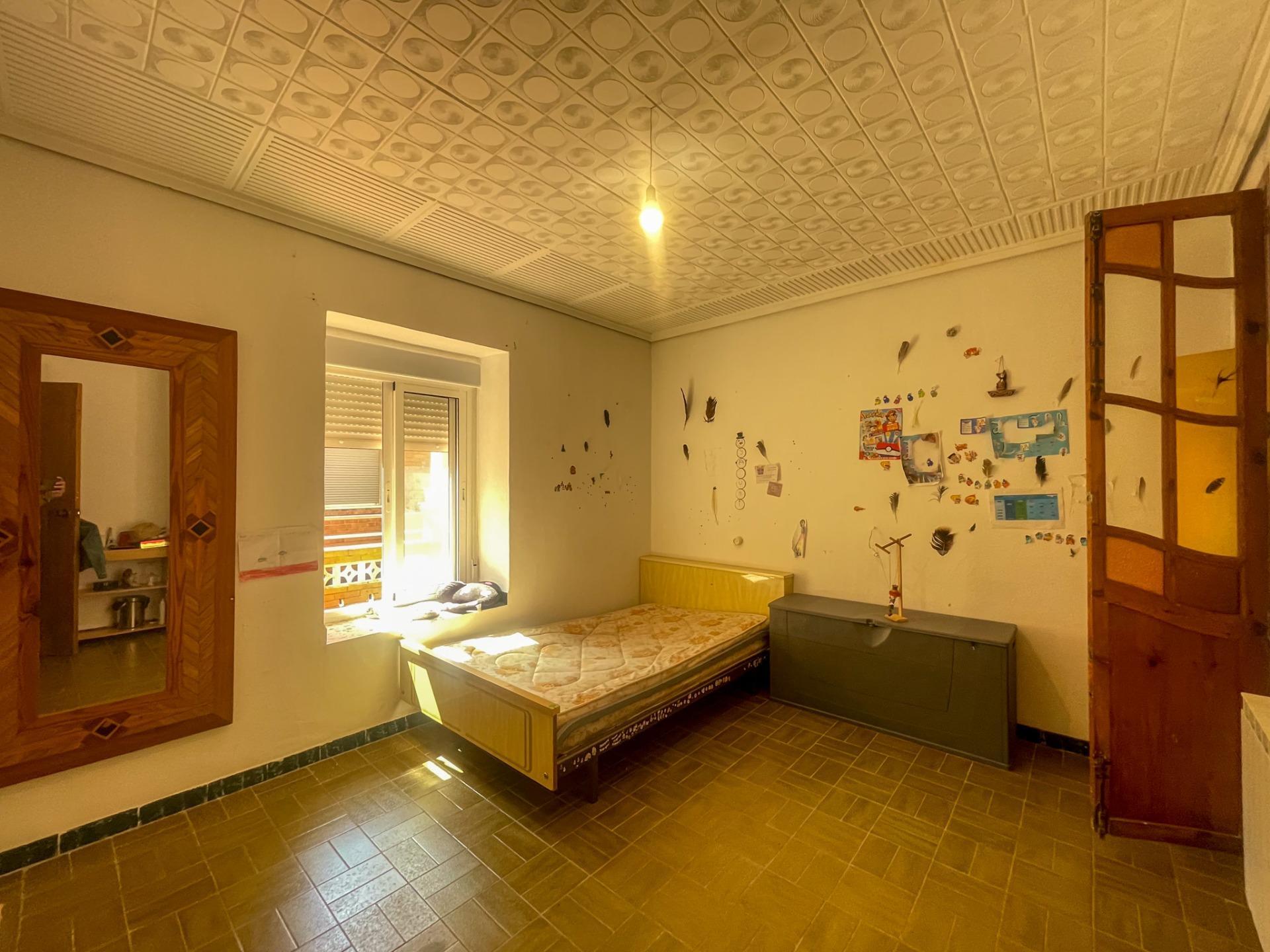 En el corazón de Fuenterrobles, un encantador pueblo rodeado de naturaleza y paz, se encuentra esta gran casa que reúne espacio, comodidad y múltiples posibilidades.